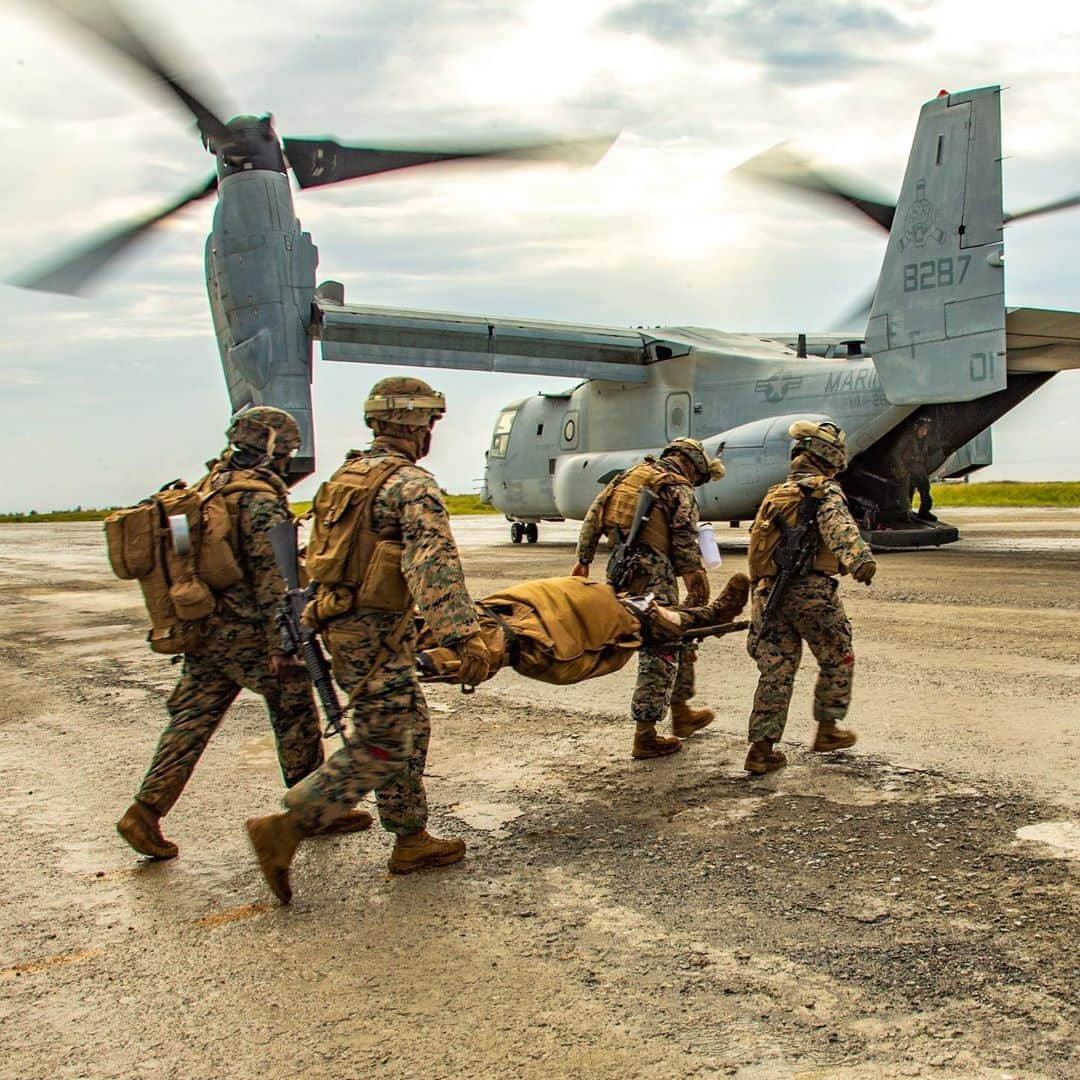 アメリカ海兵隊さんのインスタグラム写真 - (アメリカ海兵隊Instagram)「Always Training  Marines with the @31stMeu transfer simulated casualties into a MV-22B Osprey with Marine Medium Tiltrotor Squadron 262 (Reinforced) during a mass casualty drill.  The MEU is enhancing operations in U.S. 7th Fleet with allies and partners while serving as a ready response force for a #FreeAndOpenIndoPacific region. (U.S. Marine Corps photo by Cpl. Brandon Salas  #USMC #Marines #Osprey #Medical」9月22日 0時14分 - marines