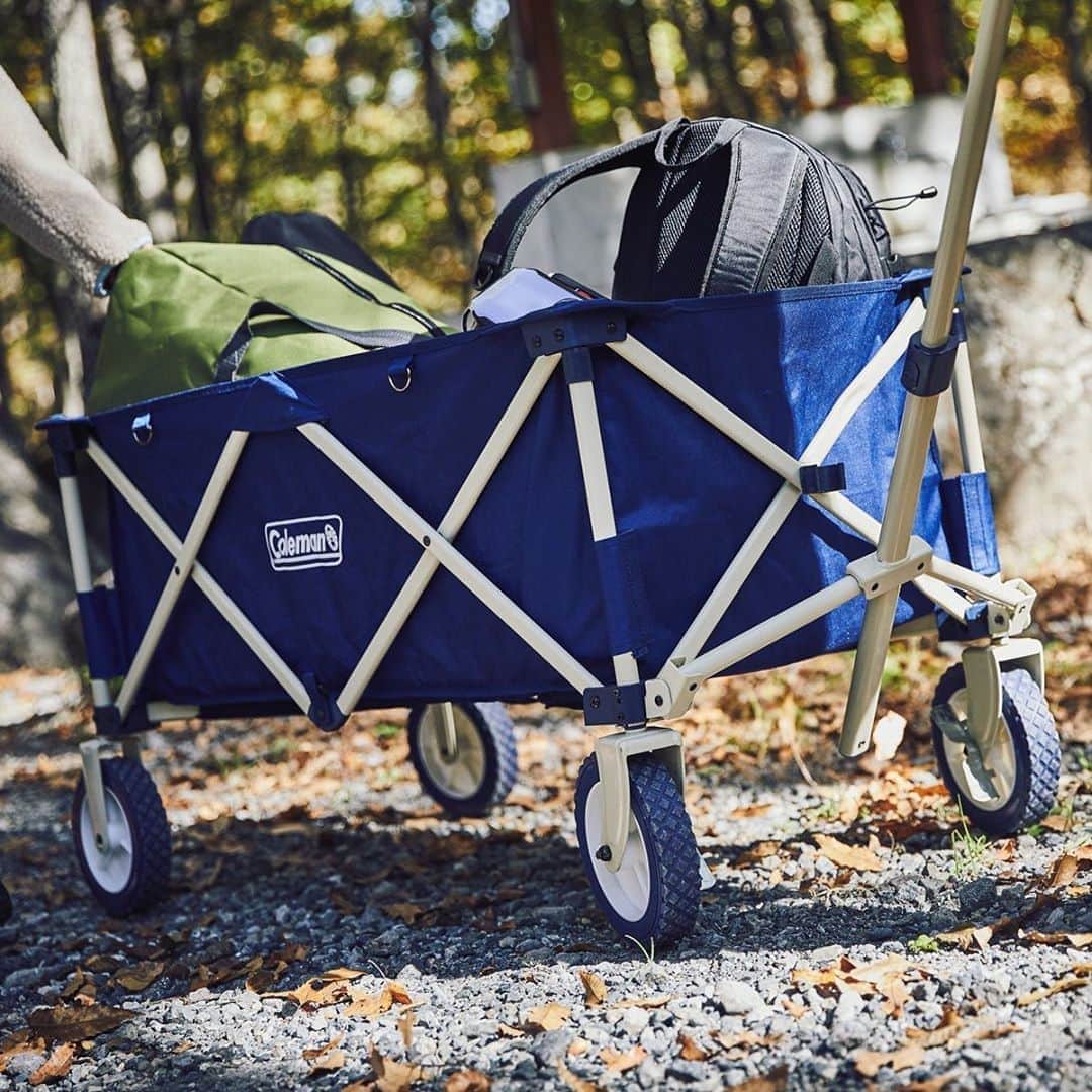 Coleman Japanのインスタグラム：「＼アウトドアのマストアイテム！／  BBQやキャンプの重たい荷物を運ぶ時にあると便利な「アウトドアワゴン」。キャンプだけでなく様々なシーンにも活躍します👍 ・ ・ ・ #灯そうColeman #灯そうコールマン #灯そう #Coleman #コールマン #Camp #キャンプ #Outdoor #アウトドア #アウトドアワゴン」