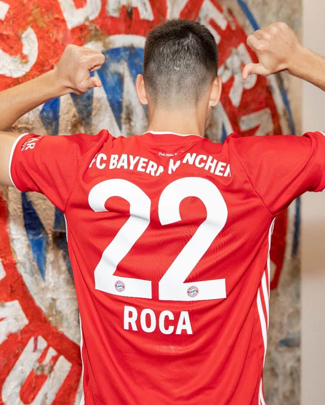 バイエルン・ミュンヘンさんのインスタグラム写真 - (バイエルン・ミュンヘンInstagram)「Welcome to Munich, @marcroca_21! 🔴⚪️ #ServusMarc #FCBayern #MiaSanMia」10月6日 19時57分 - fcbayern