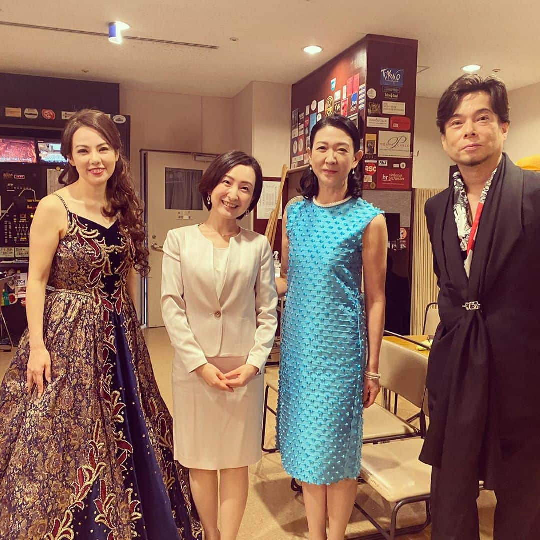 田添菜穂子さんのインスタグラム写真 - (田添菜穂子Instagram)「横浜商工会議所創立140周年記念式典の司会でした😊✨ 明治13年に設立されたというのだから、その歴史は横浜の経済発展のあゆみそのもの。 上野会頭、林市長のスピーチを聞きながら横浜のこれからを思っていました。青春時代を過ごした場所にはやはり格別の思い入れがあるものです😌心からおめでとうございます。  さて、式典の後は神奈川フィルさんの記念コンサート😊ここからの司会は女優の紺野美沙子さん✨海のそばのみなとみらいにちなんで、ステキなターコイズブルーのドレスを。あたたかく会場を包むように進行されてとてもステキでした😊💕 ソプラノ森麻季さん、テノール錦織健さん、ピアノは松下奈緒さん、指揮は川瀬賢太郎マエストロ、コンマス﨑谷直人さん✨ 乾杯の歌に威風堂々に、と豪華メンバーで祝祭気分いっぱいのコンサートでした💕  ウィズコロナの時代は影アナも忙しく（笑）退場アナウンスにかかりきりで、みなさま全員とはお写真は難しかったですが、森さんと紺野さんと、錦織さんと😌 錦織さんとはDJクラシック以来、お久しぶりにお会いできて嬉しかったです😊  #横浜商工会議所 #横浜商工会議所創立140周年 #神奈川フィルハーモニー管弦楽団 #神奈川フィル #紺野美沙子 #森麻季 #錦織健 #みなとみらい #みなとみらい大ホール」10月6日 19時57分 - nahokotazoe