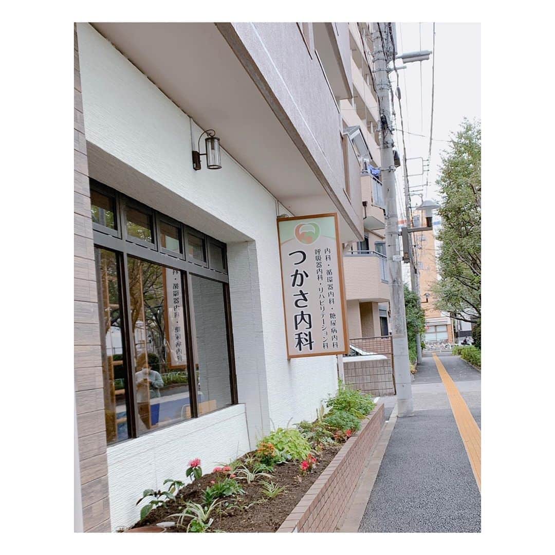 相沢礼子さんのインスタグラム写真 - (相沢礼子Instagram)「「つかさ内科」に伺って、 #インフルエンザワクチン を接種して頂きました。最近、夜もなかなか眠れないし、やっと寝ても悪夢で目が覚めるし笑、この大都会東京は、1人の私には辛いぜ😅と思ってました。でも、つかさ内科の稲島司先生にお話し聞いてもらったら東京に居場所ができたような、弱ってる時に助けて貰える場所を見つけられたようなそんな気がしました😭　あたたかいお言葉ありがとうございます☺️  #東京大学医学部附属病院 でも働いていらした稲島司先生が開業された「つかさ内科」。  https://tsukasa-cl.jp/access.html  午後は15時からなので、その少し前に着くと、すでに外には並んでらっしゃる方々が。  #診察 がはじまって、時間が経ってもたくさんの方々がいらしていて、広い待合スペースはあっという間に満席に。でも、きちんと #ソーシャルディスタンス も確保されていました。たくさん椅子があるのですが、座りきれずに何人か外で待たれてる方も。  こんなに地域のみなさんに信頼されている稲島先生は、本当に素晴らしいなぁと改めて感動してしまいました。  #コロナ禍 で、わたしもここのところいろいろ考えておりましたので、体調面や精神面のことなど相談させて頂くと、的確に診察してくださり、不安が全部解消しました！ 本当に稲島先生に相談してよかったです。 だから、こんなにも患者さんが稲島先生を頼っていらっしゃるんだと納得でした！  インフルエンザワクチンも、実ははじめて接種したのですが、注射こわいので緊張して行ったら、あっという間に終わり、すこしチクッとしたくらいで大丈夫でしたー^ ^よかったです^ ^   看護婦さんもお会計の方々もみんな親切で優しくて癒されました。 院内も新しく清潔です^ ^そして、内装もとてもオシャレでした^ ^  稲島司先生の奥様は、親友の稲島亜耶子ちゃん🤗先日も、わたしの #誕生日 に大きな #花束 を #プレゼント してくれました^ ^   ご夫婦に心身共にお世話になっております。 そして、あやちゃんを繋げてくれたユウチェルにも感謝です😊  「つかさ内科」は、#リハビリ施設 もありますし、老若男女たくさんの方がいらしてました^ ^  待合室の大きな窓から、目の前のテニスコートが見えます^ ^待ってる間も、 #テニス をみながら、楽しかったです。  インフルエンザワクチンを接種したい方や、体に心配な事がある方は、ぜひ「つかさ内科」へ！🤗✨  #つかさ内科 #稲島司　先生 #病院 #信頼できる病院 #本蓮沼 #内科 #医師 #doctor #japan #friends  #thankyou  #nature」10月6日 19時57分 - reikoaizawa828