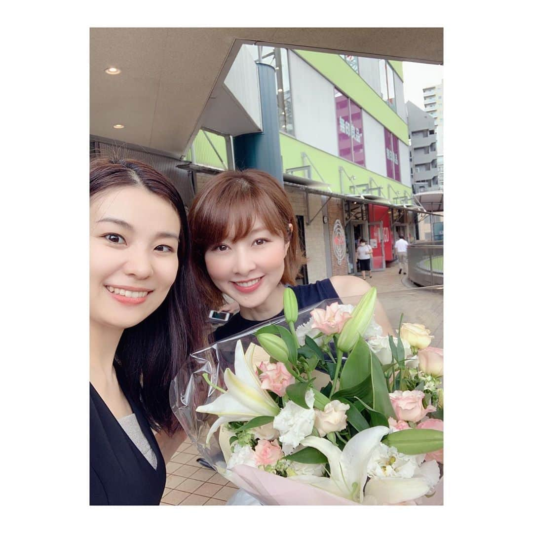 相沢礼子さんのインスタグラム写真 - (相沢礼子Instagram)「「つかさ内科」に伺って、 #インフルエンザワクチン を接種して頂きました。最近、夜もなかなか眠れないし、やっと寝ても悪夢で目が覚めるし笑、この大都会東京は、1人の私には辛いぜ😅と思ってました。でも、つかさ内科の稲島司先生にお話し聞いてもらったら東京に居場所ができたような、弱ってる時に助けて貰える場所を見つけられたようなそんな気がしました😭　あたたかいお言葉ありがとうございます☺️  #東京大学医学部附属病院 でも働いていらした稲島司先生が開業された「つかさ内科」。  https://tsukasa-cl.jp/access.html  午後は15時からなので、その少し前に着くと、すでに外には並んでらっしゃる方々が。  #診察 がはじまって、時間が経ってもたくさんの方々がいらしていて、広い待合スペースはあっという間に満席に。でも、きちんと #ソーシャルディスタンス も確保されていました。たくさん椅子があるのですが、座りきれずに何人か外で待たれてる方も。  こんなに地域のみなさんに信頼されている稲島先生は、本当に素晴らしいなぁと改めて感動してしまいました。  #コロナ禍 で、わたしもここのところいろいろ考えておりましたので、体調面や精神面のことなど相談させて頂くと、的確に診察してくださり、不安が全部解消しました！ 本当に稲島先生に相談してよかったです。 だから、こんなにも患者さんが稲島先生を頼っていらっしゃるんだと納得でした！  インフルエンザワクチンも、実ははじめて接種したのですが、注射こわいので緊張して行ったら、あっという間に終わり、すこしチクッとしたくらいで大丈夫でしたー^ ^よかったです^ ^   看護婦さんもお会計の方々もみんな親切で優しくて癒されました。 院内も新しく清潔です^ ^そして、内装もとてもオシャレでした^ ^  稲島司先生の奥様は、親友の稲島亜耶子ちゃん🤗先日も、わたしの #誕生日 に大きな #花束 を #プレゼント してくれました^ ^   ご夫婦に心身共にお世話になっております。 そして、あやちゃんを繋げてくれたユウチェルにも感謝です😊  「つかさ内科」は、#リハビリ施設 もありますし、老若男女たくさんの方がいらしてました^ ^  待合室の大きな窓から、目の前のテニスコートが見えます^ ^待ってる間も、 #テニス をみながら、楽しかったです。  インフルエンザワクチンを接種したい方や、体に心配な事がある方は、ぜひ「つかさ内科」へ！🤗✨  #つかさ内科 #稲島司　先生 #病院 #信頼できる病院 #本蓮沼 #内科 #医師 #doctor #japan #friends  #thankyou  #nature」10月6日 19時57分 - reikoaizawa828