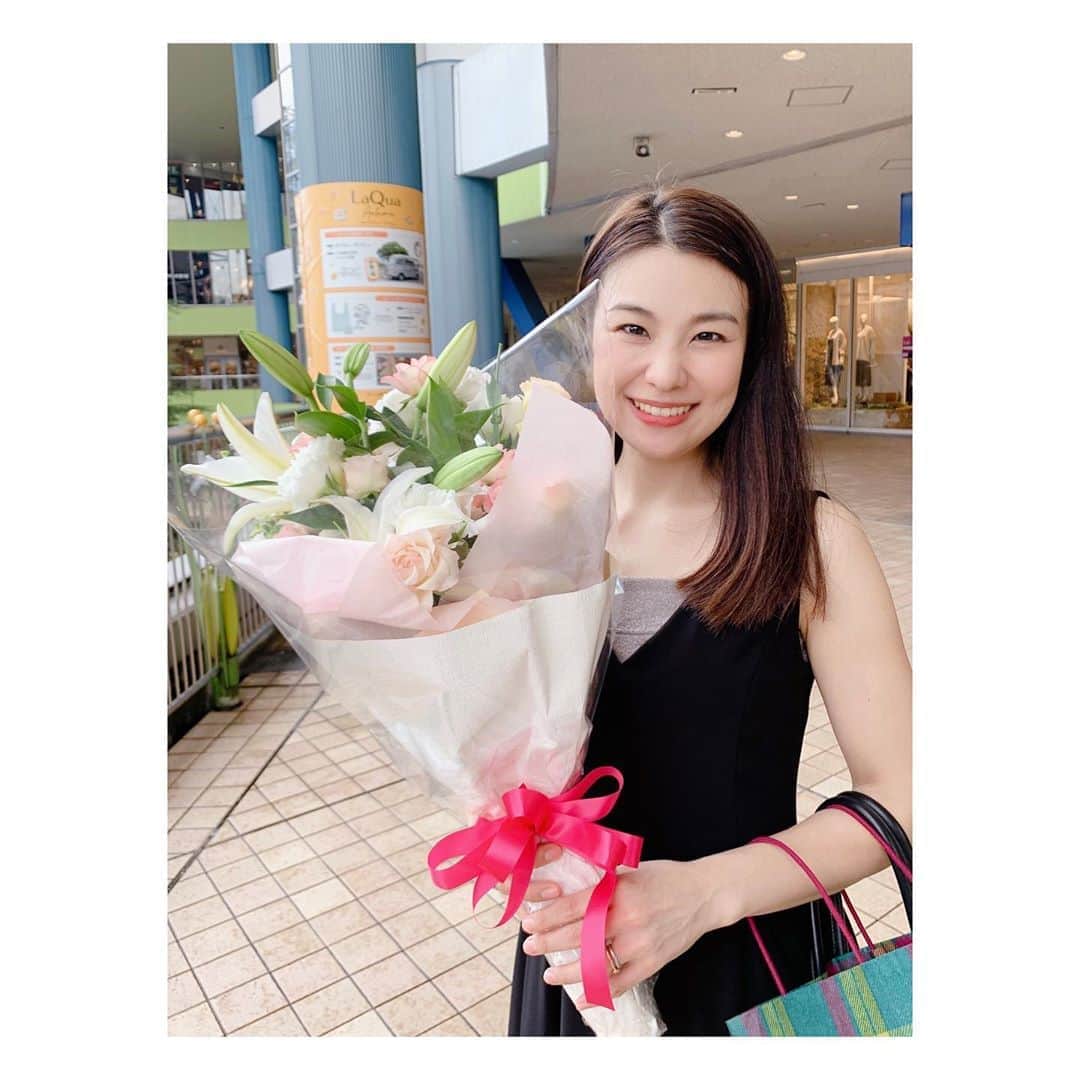 相沢礼子さんのインスタグラム写真 - (相沢礼子Instagram)「「つかさ内科」に伺って、 #インフルエンザワクチン を接種して頂きました。最近、夜もなかなか眠れないし、やっと寝ても悪夢で目が覚めるし笑、この大都会東京は、1人の私には辛いぜ😅と思ってました。でも、つかさ内科の稲島司先生にお話し聞いてもらったら東京に居場所ができたような、弱ってる時に助けて貰える場所を見つけられたようなそんな気がしました😭　あたたかいお言葉ありがとうございます☺️  #東京大学医学部附属病院 でも働いていらした稲島司先生が開業された「つかさ内科」。  https://tsukasa-cl.jp/access.html  午後は15時からなので、その少し前に着くと、すでに外には並んでらっしゃる方々が。  #診察 がはじまって、時間が経ってもたくさんの方々がいらしていて、広い待合スペースはあっという間に満席に。でも、きちんと #ソーシャルディスタンス も確保されていました。たくさん椅子があるのですが、座りきれずに何人か外で待たれてる方も。  こんなに地域のみなさんに信頼されている稲島先生は、本当に素晴らしいなぁと改めて感動してしまいました。  #コロナ禍 で、わたしもここのところいろいろ考えておりましたので、体調面や精神面のことなど相談させて頂くと、的確に診察してくださり、不安が全部解消しました！ 本当に稲島先生に相談してよかったです。 だから、こんなにも患者さんが稲島先生を頼っていらっしゃるんだと納得でした！  インフルエンザワクチンも、実ははじめて接種したのですが、注射こわいので緊張して行ったら、あっという間に終わり、すこしチクッとしたくらいで大丈夫でしたー^ ^よかったです^ ^   看護婦さんもお会計の方々もみんな親切で優しくて癒されました。 院内も新しく清潔です^ ^そして、内装もとてもオシャレでした^ ^  稲島司先生の奥様は、親友の稲島亜耶子ちゃん🤗先日も、わたしの #誕生日 に大きな #花束 を #プレゼント してくれました^ ^   ご夫婦に心身共にお世話になっております。 そして、あやちゃんを繋げてくれたユウチェルにも感謝です😊  「つかさ内科」は、#リハビリ施設 もありますし、老若男女たくさんの方がいらしてました^ ^  待合室の大きな窓から、目の前のテニスコートが見えます^ ^待ってる間も、 #テニス をみながら、楽しかったです。  インフルエンザワクチンを接種したい方や、体に心配な事がある方は、ぜひ「つかさ内科」へ！🤗✨  #つかさ内科 #稲島司　先生 #病院 #信頼できる病院 #本蓮沼 #内科 #医師 #doctor #japan #friends  #thankyou  #nature」10月6日 19時57分 - reikoaizawa828
