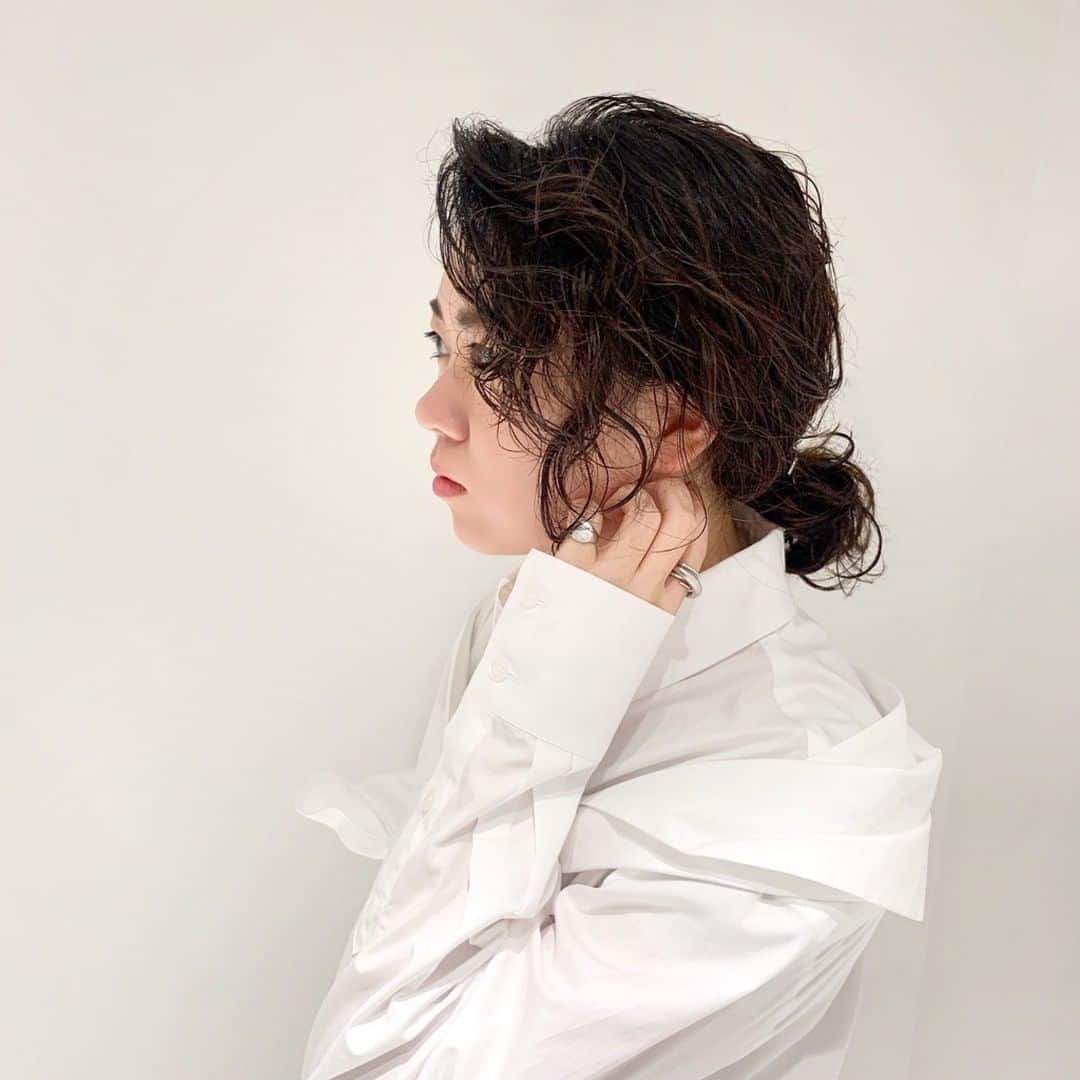 のインスタグラム：「〜私のワードローブ計画〜 @koharu.goto   この秋一番に #伊勢丹でこれ買った  📌軽やかに着こなしたい  「わたし白シャツに目がなくって。〈Simone Rocha〉のフロントリボンシャツにひとめぼれしちゃいました(笑)。クリーンでミニマムな印象の白シャツにフェミニンなリボンがあるデザインが胸アツポイントです！」  📌「白」アイテムを個性的に着こなす  「タイムレスなアイテム・スタイリングが好きなんです。テーパードのきいたパンツに白スニーカーを合わせるのもいいかな。いろんなmy styleを着こなしたいですね。」  📌アクセサリーは大胆に  「白シャツを引き立たせる大ぶりなシルバーアクセサリーを検討中。〈TOMWOOD〉のリングが気になってます。 もともとシルバーアクセサリーが大好きで集めていますが、そこまで大ぶりなものはなくって…。お洋服はシンプルなものが多いので、手元は大胆に遊びたい！」  Check👀➡️ @koharu.goto  📍本館3階＝リ・スタイル Koharu Goto  －ReStyle－ @restyle_isetan_shinjuku  洗練されたモードスタイリングを国内外のブランドからセレクト。  レディトゥウェアをはじめジュエリー、フレグランスにいたるまでトータルでご提案。  https://www.mistore.jp/shopping/feature/women_f3/restyle_w.html   #isetanstyle  #isetanpeople  #伊勢丹スタイリストのおすすめ  #SimoneRocha #Restyle_Isetan_Shinjuku #Restyle #isetanRestyle #japanfashion #tokyofashion #fashionsnap #coordinate #fashionpost #ootd #fashion #isetan #isetanshinjuku #リスタイル #伊勢丹 #伊勢丹新宿 #伊勢丹新宿店 #三越伊勢丹オンラインストア   🛒三越伊勢丹オンラインストア  https://www.mistore.jp/shopping/product/900000000000000001429846.html」