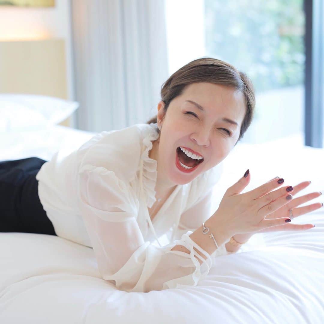 のインスタグラム：「笑顔は自分の心を幸せにする。﻿ 目の前の人も幸せにする。﻿ ﻿ ﻿ 人は誰かといる時、﻿ 自分の顔は見えない。﻿ ﻿ ﻿ 自分の顔を鏡でみるかわりに、﻿ 相手の顔つきを通して自分をみる。﻿ ﻿ ﻿ 目の前の人がいつも笑顔だと、﻿ 自分は大丈夫だと自信が持てる。﻿ 自分といると幸せなんだと、﻿ 嬉しくなる。﻿ ﻿ ﻿ 笑顔は目の前の大切な人に あげられる﻿ 「愛」の一つの形なんだと思う。﻿ ﻿ ﻿ 大切な人に贈ろう、﻿ 「笑顔」という愛を♡﻿ ﻿ ﻿ みんなに贈る私の笑顔ーーー 目は何処へ　笑笑 ﻿ -----------------------------------------﻿ Diploma class﻿ ・24期 2020年9月 平日クラス(満席)﻿ ・25期 2020年9月 週末クラス(満席)﻿ ﻿ Diploma卒業生向け﻿ ・10月開講　13期Masterクラス（満席）﻿ ・  9月開講　3期スキルアップ講座(満席)﻿ ﻿ Business 講座﻿ ・10月　2期　b-school (満席)﻿ ﻿ 個人セッション﻿ ・メンタープログラム(満席)﻿ ﻿ @hirokograce プロフURLより﻿ ﻿ ﻿ ♦︎ Online Salon ﻿ オンライン上で学べる Grace サロン﻿ @hirokograce プロフURLより﻿ ﻿ ♦︎ 継続メンタープログラム  3ヶ月待ち﻿ 空席募集は、プロフURLより﻿ 無料メールマガジンにご登録ください﻿ ﻿ 著書：﻿ 夫を最強のパートナーにする方法（大和書房）﻿ やめたら幸せになる妻の習慣（Wave 出版）﻿ 愛され妻の習慣（Wave 出版）﻿ ﻿ ▶︎ ブックアカウント ﻿ @hirokograce_books ﻿ ﻿ ﻿ #ライフコーチ #セッション #ワークショップ #セミナー #心 #自分磨き #ポジティブ #自分 #人間関係 #夫婦 #ハッピー #ワクワク#仕事 #人生 #子育て #ママコーデ #ママライフ #la #旅 #今日のファッション #花のある暮らし #笑顔 #おしゃれ #名言 #本 #ライフスタイル #パーソナルブランディング#ボブ #海外生活 #美容﻿ ﻿ ﻿」