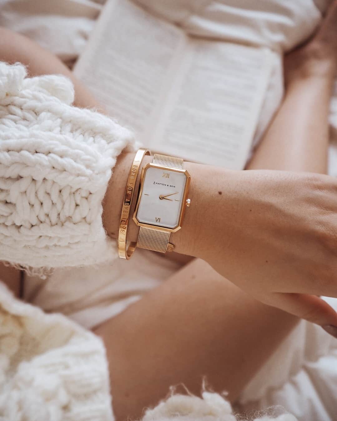 Kapten & Sonさんのインスタグラム写真 - (Kapten & SonInstagram)「'Autumn is for laying in bed in cozy comfy clothes.' ✨ Right, Kaptens? 🐻 @nadiine.o wearing our beloved watch Grace Gold "Mesh". #bekapten #kaptenandson⁠ .⁠ .⁠ .⁠ #cozy #comfy #clothes #autumn #autumnlooks #inspiration #inspo #style #fashion #jewelry #explore」10月6日 20時02分 - kaptenandson