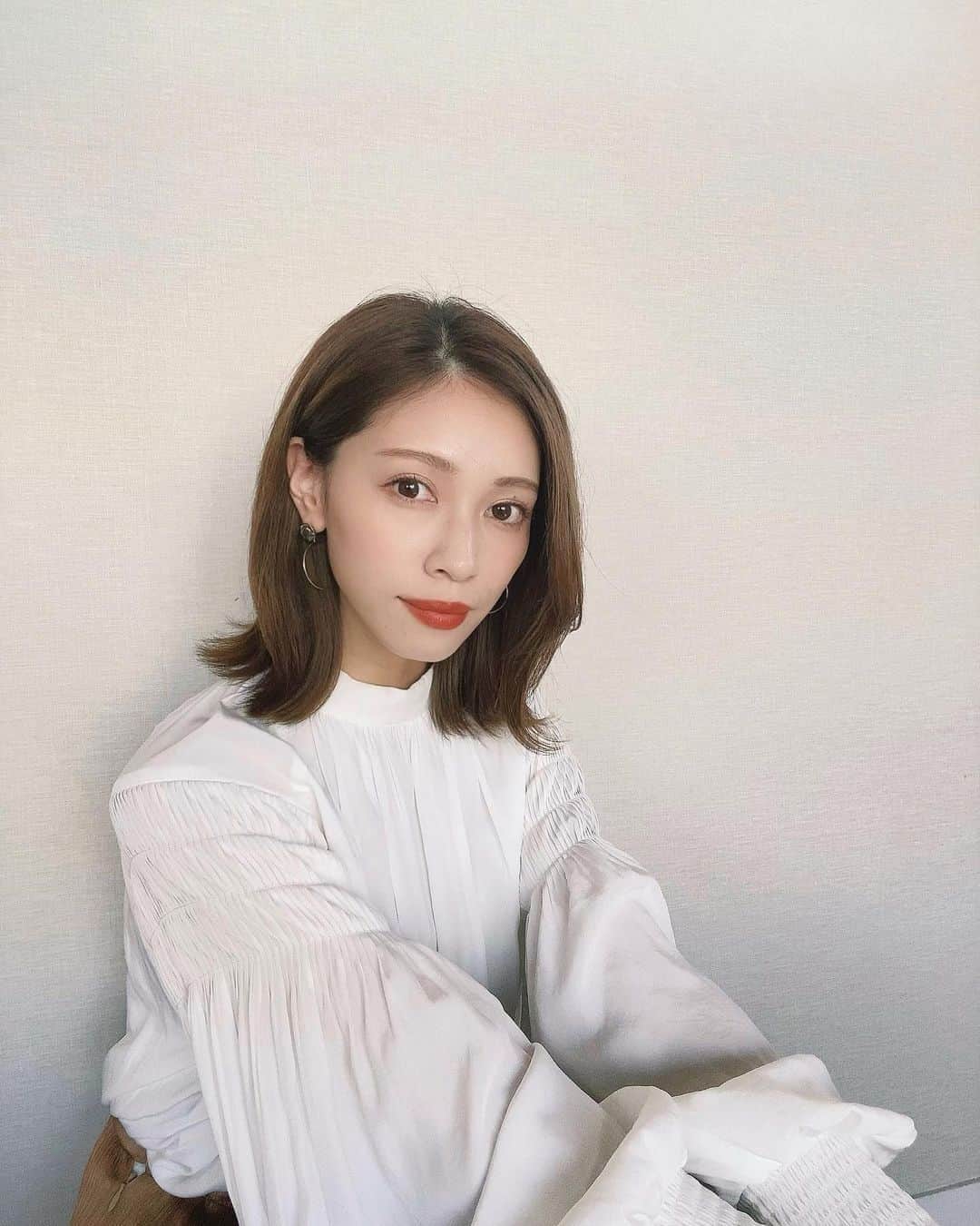 石黒美帆のインスタグラム：「*﻿ オレンジメイクから﻿ ブラウンメイクにチェンジ🤎﻿ ﻿ ﻿ アイシャドウはルナソル スキンモデリングアイズ01に、少し赤みのあるブラウンを目尻に足すのが最近の定番になりました🥰﻿ ﻿ ﻿ ﻿ この日は撮影だったので﻿ 前日 @yagbeauty_official でピーリングとレザートーニングを受けてきたらお肌がつるっつるに😳❣️﻿ (swipeしてね👉)﻿ マスクで唇とか乾燥してしまってるのに、お肌だけは光反射してくれるくらいになっています😭🙏嬉しい。﻿ ﻿ ﻿ ﻿ ちなみにマスカラは初めてD-upを使ってみたんですが、とても好きな使い心地でした😍﻿ 小さめブラシで、ボリュームを出すと言うよりは伸ばす！という感じ。お湯でオフ出来るので、目元への負担が無いです✨﻿ ﻿ ﻿ ﻿ ﻿ #YAGbeauty#レーザートーニング#ファビュラスピーリング#RRRマスクパック#beauty#makeup#dup#skincare#vocemagazine#vocest#voceベスコス#スキンケア#美容#美容クリニック#コスメレポ#秋メイク」