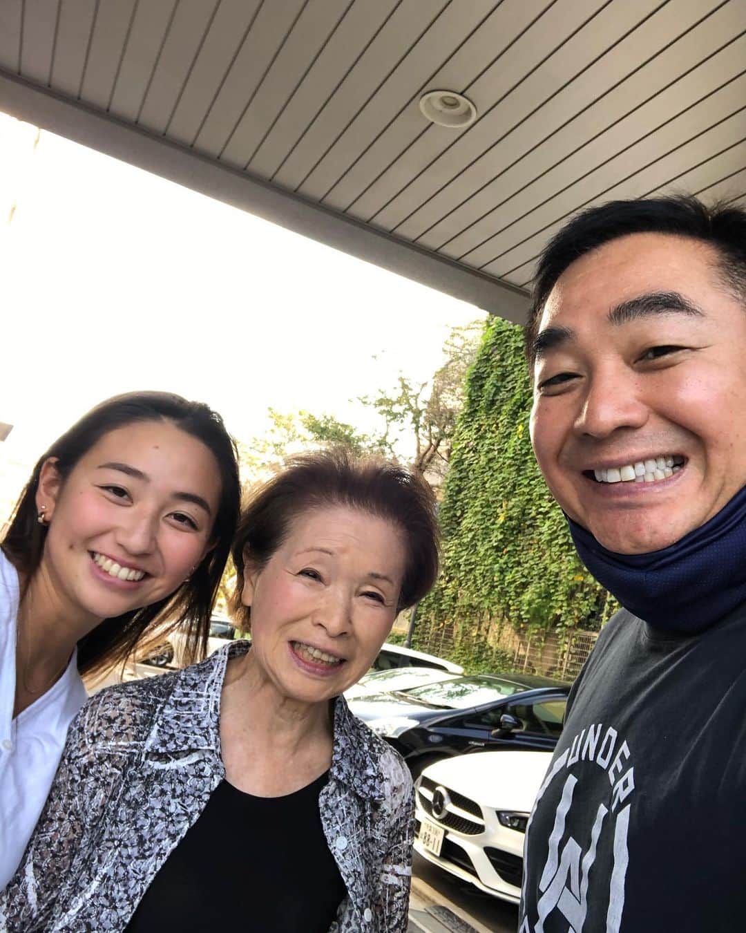 安田秀一さんのインスタグラム写真 - (安田秀一Instagram)「オンライン授業なので、娘が帰ってきました。おばあちゃんと久しぶり面会。  コロナ禍だからこそ...有効な時間の使い方をしたいな。  #親子三代 #ニューノーマル」10月6日 18時36分 - yasudashuichi_dome