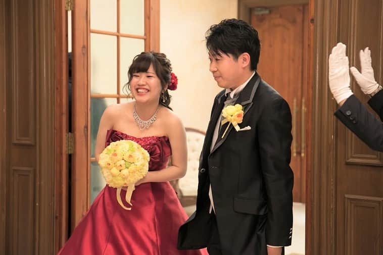 スマ婚/オフィシャルアカウントのインスタグラム：「* #スマ婚レポ をご紹介します✨  #ゲストハウスウェディング 挙 式 日：2020年3月 会場エリア：関東 ゲスト人数：40～49名  深紅の#カラードレス はバックのフリルがポイント❤️ カラーブーケをイエロー系にすることで パッと華やかなで春らしい雰囲気になります🌸  📝 ドレス：スマ婚提携ショップでレンタル ケーキ：スマ婚プラン内 装 花：スマ婚プラン内 ブーケ：スマ婚プラン内＆オプション  －－－－－－－－－－－－－－－－－－ どうしてスマ婚を選んだの？ スマ婚のメリットは？ プランに含まれている内容で十分だった？ …など、 #スマ婚花嫁 さまにインタビューして 【ウェディングレポート】を作成しております📋 @smakon_official  プロフィールTOPのURL→ウェディングレポート にてご覧ください💡 －－－－－－－－－－－－－－－－－－  #スマ婚 #結婚式 #プレ花嫁 #式場探し #式場迷子 #ブライダル #プレ花嫁準備 #結婚式準備 #披露宴演出 #結婚式場選び #プレ花嫁さんと繋がりたい #全国の花嫁さんと繋がりたい #2020春婚 #2020冬婚 #2021春婚 #2021夏婚 #2021秋婚 #関東花嫁 #神奈川花嫁 #横浜花嫁 #スマ婚花嫁 #スマ婚レポ #卒花嫁レポ #結婚式準備レポ #卒花レポ #ウェディング #プリンセスガーデンヨコハマ #レッドドレス #ゲストハウスウェディング #カラードレス」