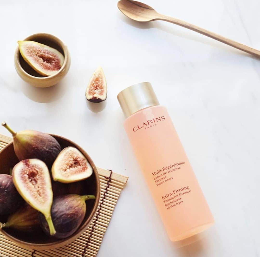 Clarins Australiaさんのインスタグラム写真 - (Clarins AustraliaInstagram)「So enriching, you'll think it's pure magic 🔮💫 Our Extra-Firming Treatment Essence is bound to be your go-to for maintaining skin elasticity and youthfulness! Containing powerful plant-based ingredients, including: ⁣ 🍋 Lemon Thyme ⁣ 🍌 Green Banana⁣ 🌱 Fig Extracts ⁣ 💧 Hyaluronic Acid⁣ ⁣ With a soft texture and water-weight finish 💧, flaunt your new-found firmness all day every day without any shiny residue 🤩⁣ ⁣ 📸 Image via @clarinstw⁣ ⁣ #ClarinsAus #ClarinsSkincare」10月6日 18時31分 - clarinsanz
