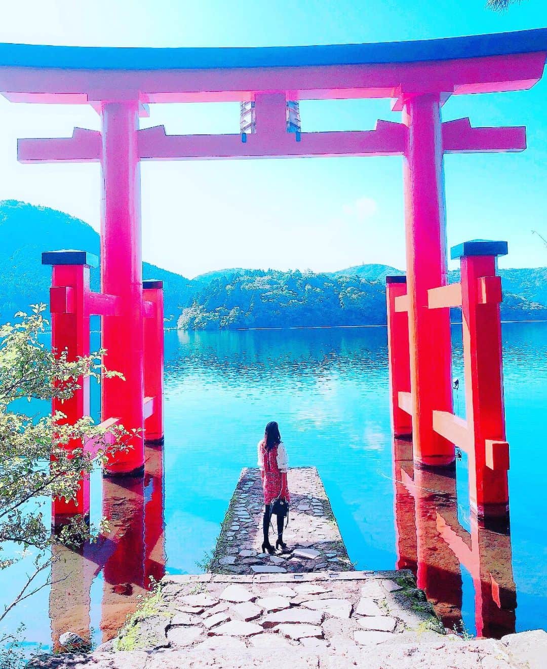 佐竹茉里奈のインスタグラム：「ちょっと寄り道😊 #時差投稿 #箱根神社#大涌谷 やっぱり黒たまごは食べたよね笑🤣 芦ノ湖から富士山が見れてとても素敵でした。　🗻富士山見るとなんか元気になるよね^_^ 私だけかな？ #箱根#温泉#箱根温泉#芦ノ湖#箱根ロープウェイ#大涌谷黒たまご #黒たまご#美味しかった#富士山#富士山好き」