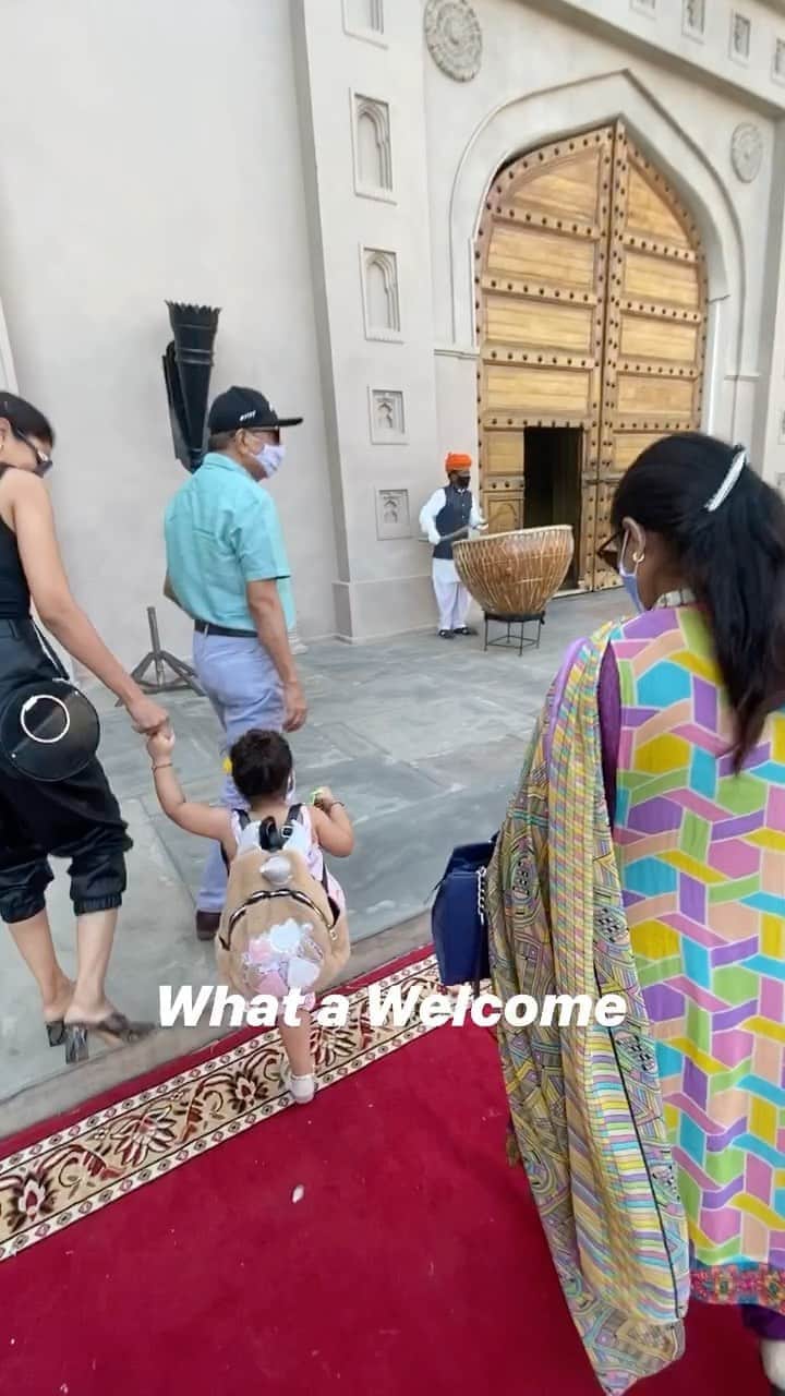 Gaurav Tanejaのインスタグラム：「Royal welcome at @fairmontjaipurindia . Dad’s birthday week. . #FlyingBeast #Family #DadBirthday #Jaipur」