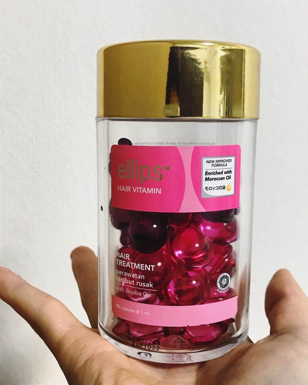 のインスタグラム：「. 私のおすすめ品　第一弾 . ellips のヘアオイル🌱 . 黒髪→茶髪を繰り返すに連れて 私の髪は最高に痛み絶望していた時に 愛理が教えてくれた一品！ . 普通のヘアトリートメントだと 付け過ぎてコスパが悪いし、 髪ベタベタになってしまってたけど これは大丈夫🙆‍♀️ 普通は300円なのですが、 運がいいと泉のアエルの二階の百均で 110円で販売してました☺️お得 . 全種類試した結果 個人的には黄色と紫がお勧めでした。 毎日バイトで頑張って 夜の時間が少ないみなさんも 付けるだけなので是非☺️ 髪の毛綺麗にしてモチベーションを あげましょう。 . あと昨日たまたま寄ったお店が 日向ちゃんのバイト先で 運命の赤い糸を感じました☺️ . #instagram #hair #TGU #instagood #使ってるものみたいの声を頂いたので🙇‍♂️」