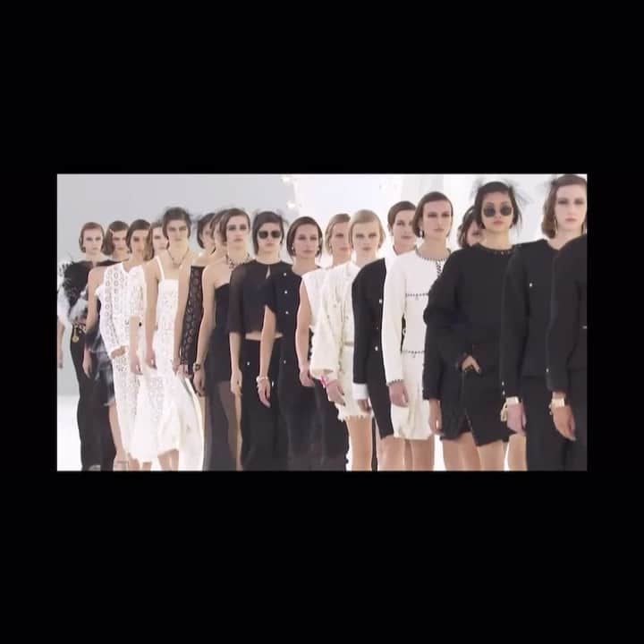 エイミーのインスタグラム：「CHANEL SPRING SUMMER 2021📽﻿ フェミニンとマスキュリンの融合。﻿ CHANELの象徴と言える、ツイード、リトルブラックドレス、(特に)バイカラー、パールが大好き。おばあちゃんになっても、きっとずっと好きなブランド。﻿ ﻿ #CHANELSpringSummer」
