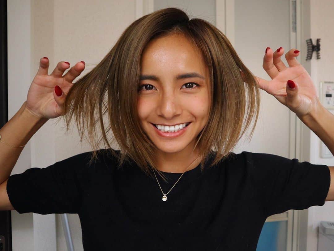 のインスタグラム：「髪の毛伸びてきて結べるようになった！笑﻿ ﻿ ロングまでは行かないと思うけどちょこっとずつ伸ばしてみよう、、、、かな、、、、と、今は思ってる、、、、🤔笑﻿ ﻿ #natural #healthy #good #gilrs #gilr #cool #cute #ooted #selfie #self #face #スポーツ女子 #スポーツ #ハワイ #笑顔 #ひまわり#ミディアム #ショート #ヘアー#ボブ #伸びかけボブ」