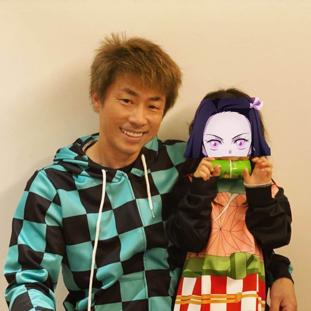 田村淳のインスタグラム：「娘がくわえる竹を作ってくれと言うので うがいのコップの緑を２つつないで竹を作りました🎋 トコちゃんはずっと鬼滅の刃OP曲を歌ってます。 だんだん上手くなってきてる！ ずっと歌ってるから 頭から離れないw  仕事中もふとこの曲がよぎるwww  みんなは頭から離れない曲ありますか？」