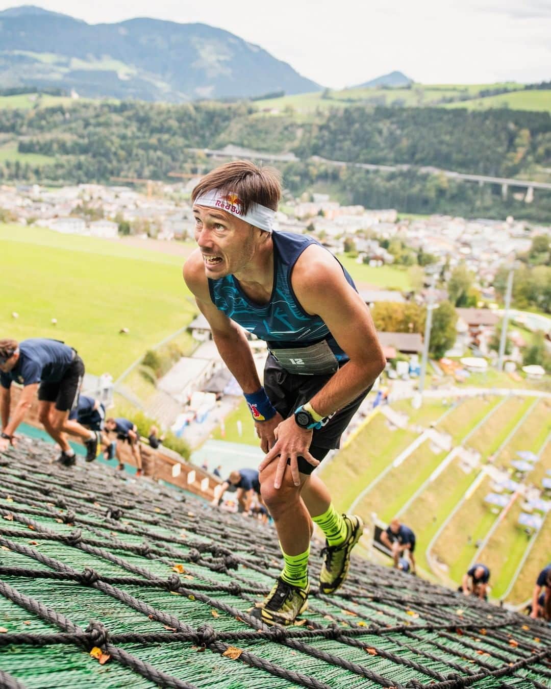 レッドブルのインスタグラム：「this calls for a celebration 💪 10 years ago the first *EVER* gruelling Red Bull 400 stop took place in Austria 😲 and last weekend, on the 10th anniversary year, athletes battled against the insanely steep uphill course once again 👆  🏃: @_michael_strasser   #redbull #givesyouwiiings #redbull400 #fitness #run #austria」