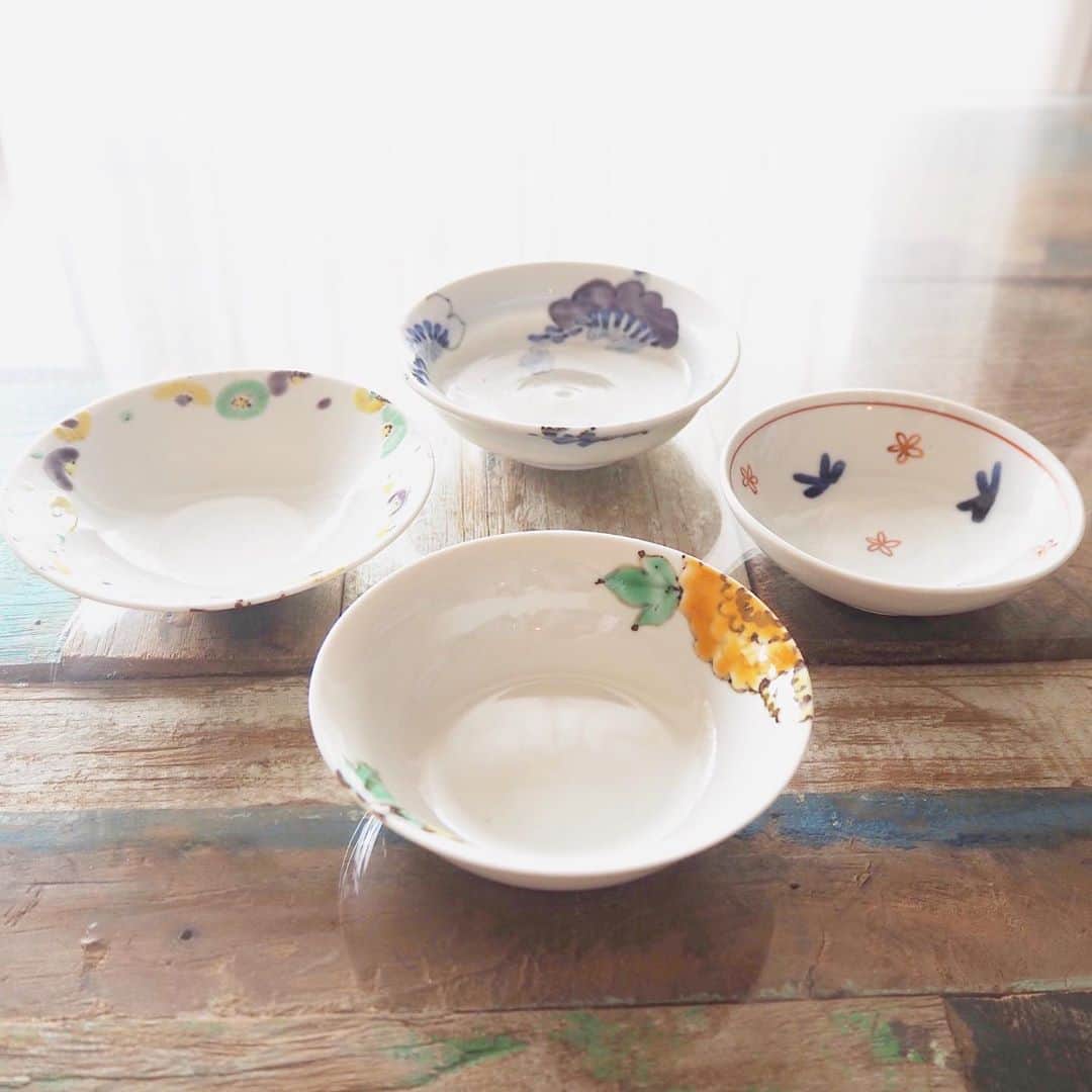 吉田明世さんのインスタグラム写真 - (吉田明世Instagram)「最近我が家に仲間入りした食器たち♡ いずれも久々に足を運んだ @utsuwadaifuku でゲットしました☻ トマトの箸置きは、ご飯に彩りが足りない時に力になってくれそうです😝お箸は食器洗い機に対応しているという優れもの！ かわいい食器があるとご飯を作るのも食べるのも楽しくなりますよね。 一つ一つ手作りなので 同じ器でもイラストの違いなどそれぞれ個性があって お店で選ぶ時間も楽しいです😊 3枚目の深めのお皿は、在庫が少ないとのことで割引価格でした！ラッキー✌︎ #お皿　#和食器派 #器大福　#一番好きな食器屋さん　#地道に集めてます #九谷焼」10月6日 18時42分 - akiyo0414