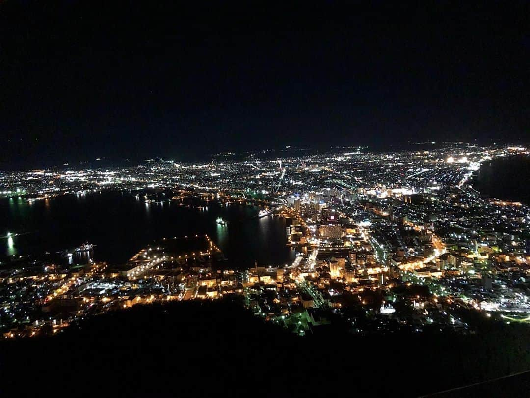 乙武洋匡さんのインスタグラム写真 - (乙武洋匡Instagram)「旅の締めくくりは、函館山からの夜景。北海道のみなさん、ありがとうございました‼️  #函館 #函館旅行 #函館観光 #函館山 #函館山ロープウェイ #函館山夜景 #函館山展望台」10月6日 18時42分 - ototake_official