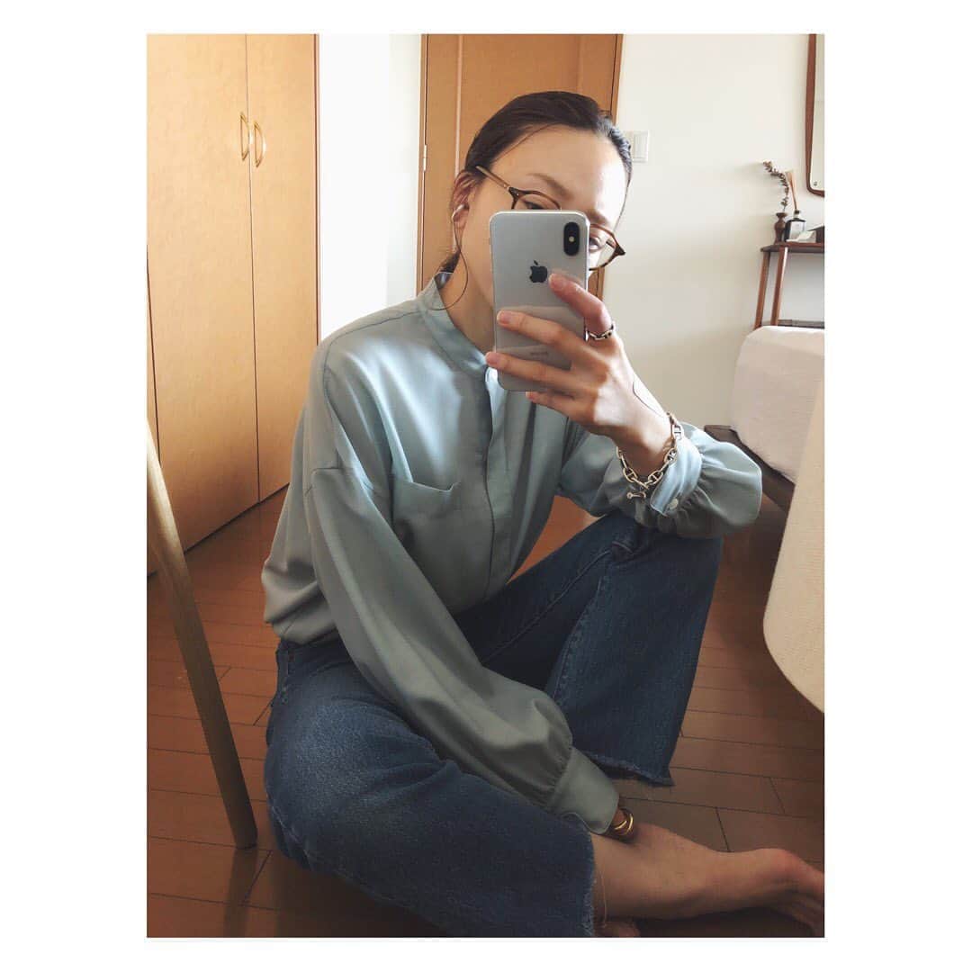 野尻美穂のインスタグラム：「綺麗な色のシャツは気持ちが良いね😌 シャリ感もあってシワになりにくい。 これからの時期にニットをレイヤードしても着たい。 袖のボリュームも好きです。  昨日は全然夜寝てくれなかったのでBTSが頭から離れない😂（あいみょんはもう覚えたw 今日は少しでも穏やかに眠れます様に👼🏻  #wai_ships」