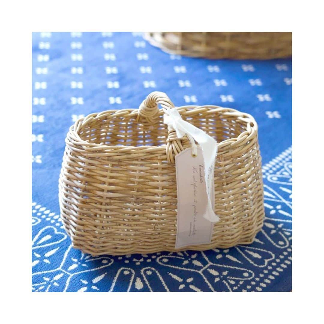 コレカウのインスタグラム：「ㅤㅤㅤㅤㅤㅤㅤㅤㅤㅤㅤㅤㅤ Interior goods ㅤㅤㅤㅤㅤㅤㅤㅤㅤㅤㅤㅤㅤ キッチンで野菜を収納したり🥔しても可愛いカゴバッグ✨ 一つ一つ手で編み込み、丁寧に制作しています。 ㅤㅤㅤㅤㅤㅤㅤㅤㅤㅤㅤㅤㅤ 【Encachette】ショートハンドルバスケット(120042） ¥3,740(in tax)  ㅤㅤㅤㅤㅤㅤㅤㅤㅤㅤㅤㅤㅤ  ㅤㅤㅤㅤㅤㅤㅤㅤㅤㅤㅤㅤㅤ  ㅤㅤㅤㅤㅤㅤㅤㅤㅤㅤㅤㅤㅤ  ㅤㅤㅤㅤㅤㅤㅤㅤㅤㅤㅤㅤㅤ #nowonsale #encachette #アンキャシェット #カゴバッグ #バスケット #インテリア雑貨 #インテリア小物 #アラログバスケット #Interiogoods #인테리어상품 #室內用品  #stayhome #fashion #インテリア雑貨 #おしゃれなリビング #ヴィンテージインテリア #いえれぽ #ハンドメイド #こだわり収納 #カフェスタイル #おうち #zozotown #perky_room」