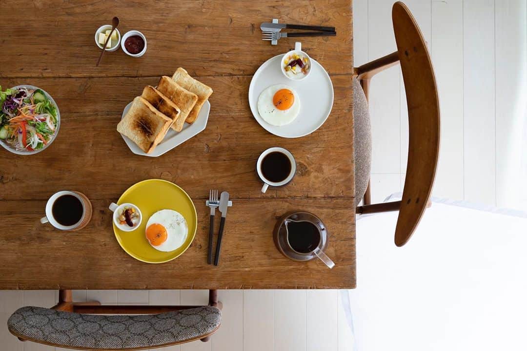 cafe_no_maのインスタグラム：「Sunny-side-up🍳 .  シンプルに目玉焼きを乗せたトーストが好きです」