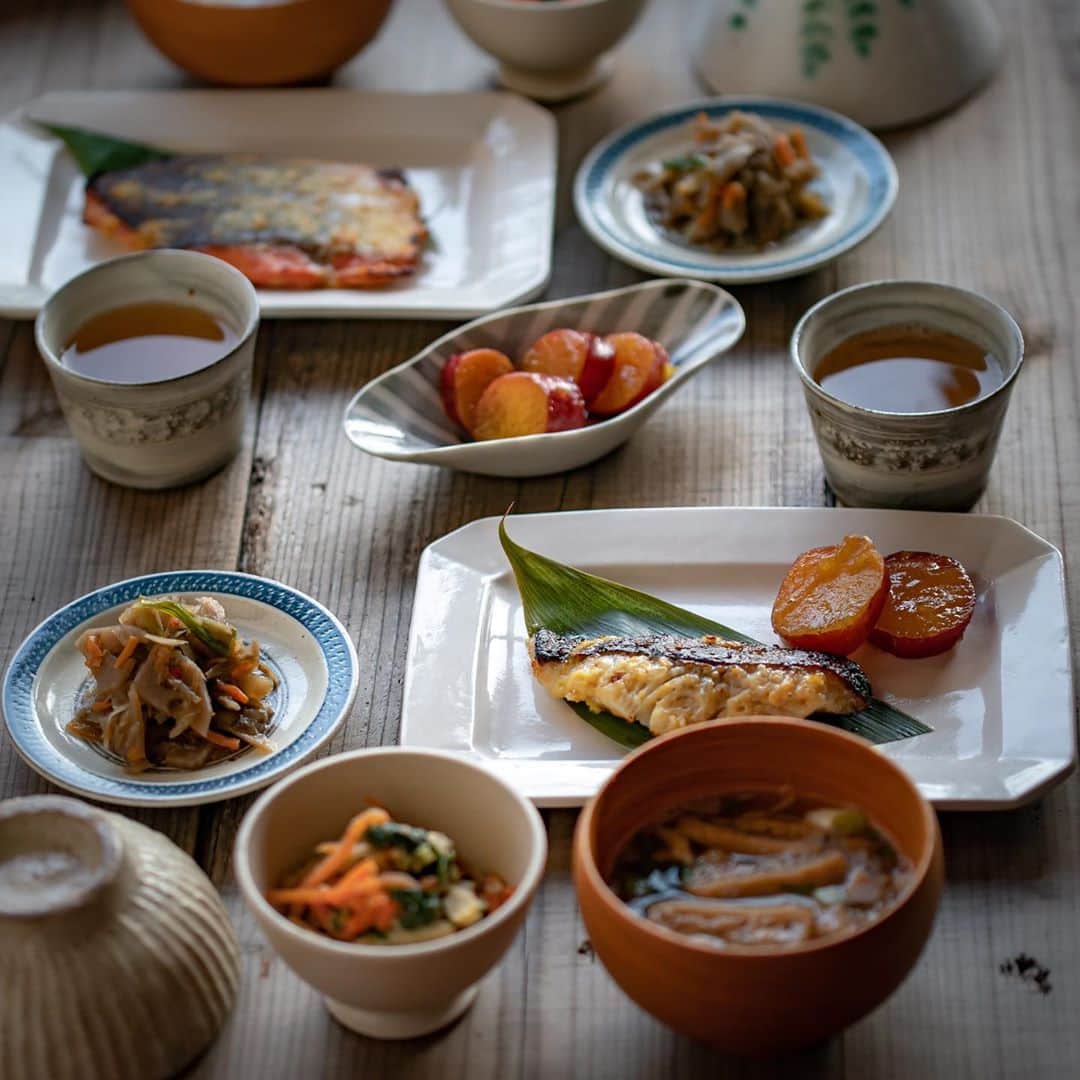 ひとみのインスタグラム：「晩ご飯  懐石料理青山 @kaiseki.aoyama さんの銀だら西京漬けとキングサーモンの西京漬けを頂きました！ 子供達は大きなキングサーモンを分けっこしながら、 『西京漬け最強！！』 と、発狂気味に食べてました😂  漬けてある味噌ごと食べたい派なので、焦げないようにじっくり焼いて、ご飯が捗りました🥺🍚  先月から歯列矯正をはじめて、今は奥歯と上顎に装具があり、非常に滑舌が悪く、食べるのもすごく時間がかかる上に、今日は抜歯もしたので、柔らかい銀だらが飲み込みやすかった😂👌🏻  矯正をはじめたら、本当に美味しいものや食べたい物しか食べたくなくなるよ！と言われていたのがよく分かりました🥺  コロナ太りも解消できそう😂👌🏻」