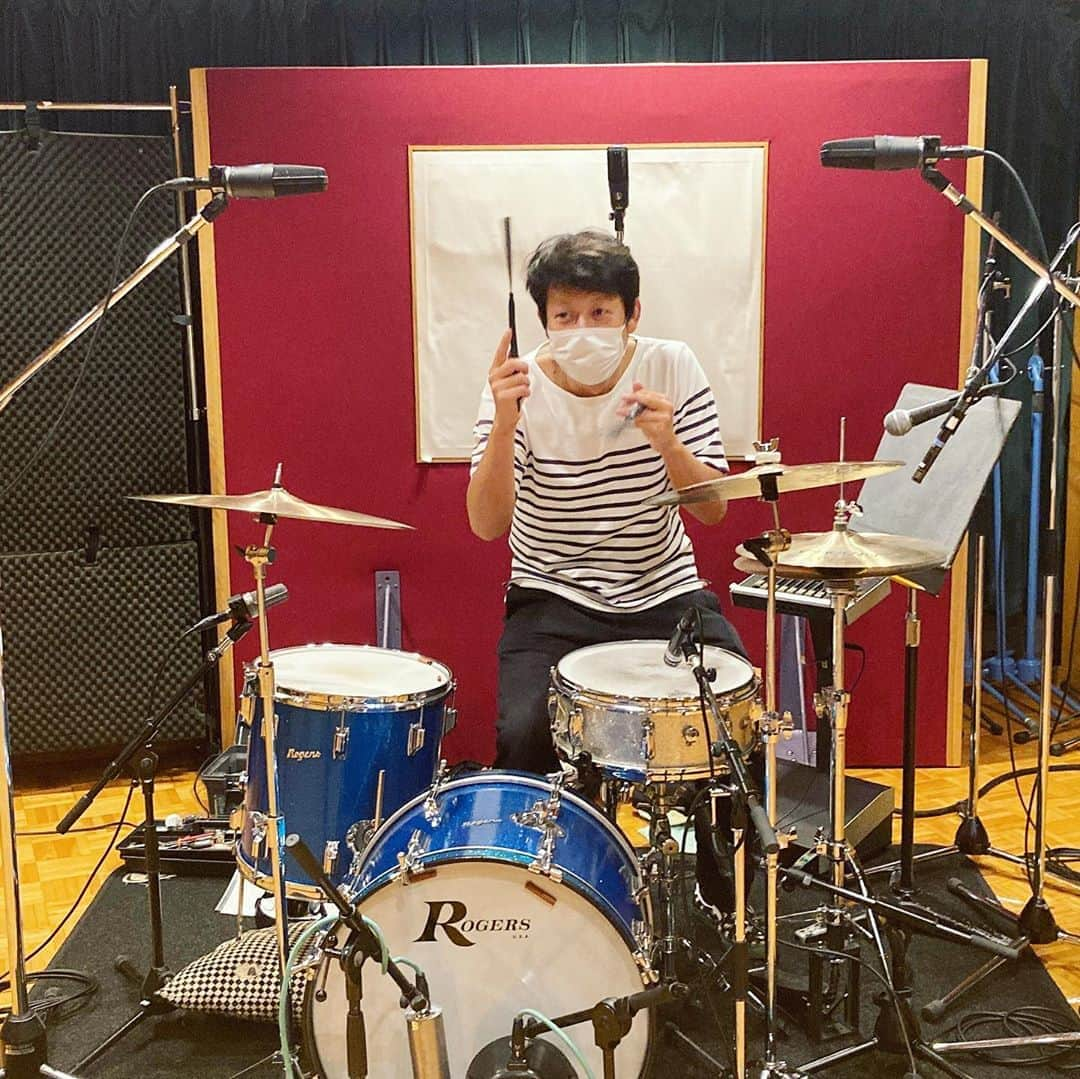 岩崎愛さんのインスタグラム写真 - (岩崎愛Instagram)「今日はレコーディング🎸 家で宅録ばかりの日々なので久々の豪華なスタジオで豪華なプレイヤーとの生音は痺れる😭 . 皆さん優秀すぎて早く録り終えてしまい寂しくなりました。笑 . 新曲はスキップしたくなるような曲🧚‍♀️ みんな楽しみにしてて〜！ . #岩崎愛  #砂山淳一  #藤井寿光  #tricolor  #中藤有花  #中村大史  #長尾晃司  #レコーディング」10月6日 18時52分 - iwasakiaiching