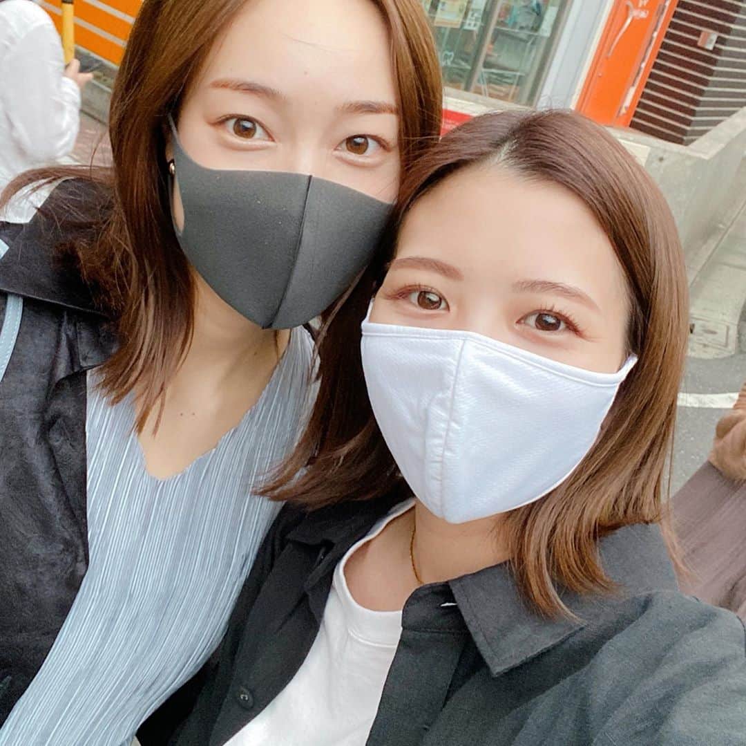 新原愛加のインスタグラム：「. 何年経ってもかわいいじゅな😘 これから楽しみが増えてうれしい❤︎ 2枚目はたぶん7年前くらいのわたしたち笑 大人になったねぇ🥺」