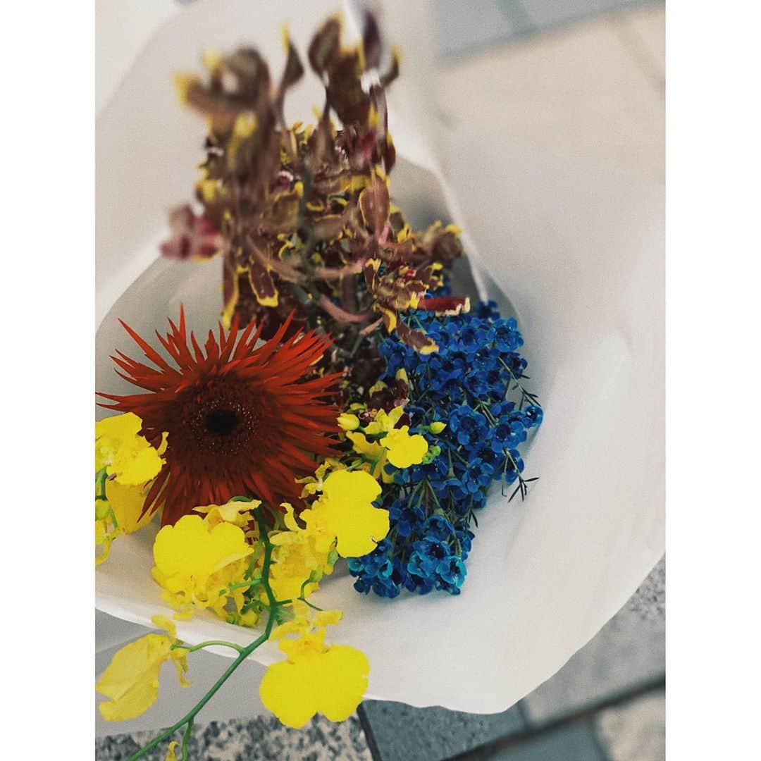 佐藤有里さんのインスタグラム写真 - (佐藤有里Instagram)「. 明日の撮影に向けて @fumitwo と お花の買い出しへ🌼 . 今回のコレクションはカラーアイテムが多いから、 CREDONAならではの色の表現が撮影でもうまくできたらいいなと💭 . . たのしみっ😊 . . #flower#花束 @veintokyo  @diligenceparlour」10月6日 19時02分 - yuri_212