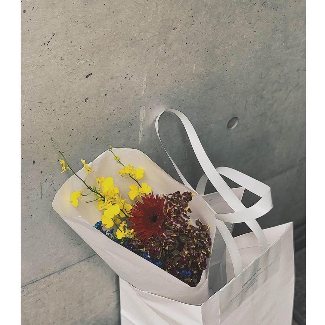 佐藤有里さんのインスタグラム写真 - (佐藤有里Instagram)「. 明日の撮影に向けて @fumitwo と お花の買い出しへ🌼 . 今回のコレクションはカラーアイテムが多いから、 CREDONAならではの色の表現が撮影でもうまくできたらいいなと💭 . . たのしみっ😊 . . #flower#花束 @veintokyo  @diligenceparlour」10月6日 19時02分 - yuri_212