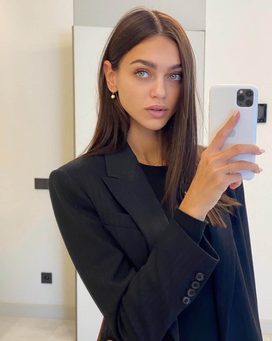 Zhenya Katavaのインスタグラム：「Обожаю пиджаки ! поеду на этой неделе шить ещё 😻」