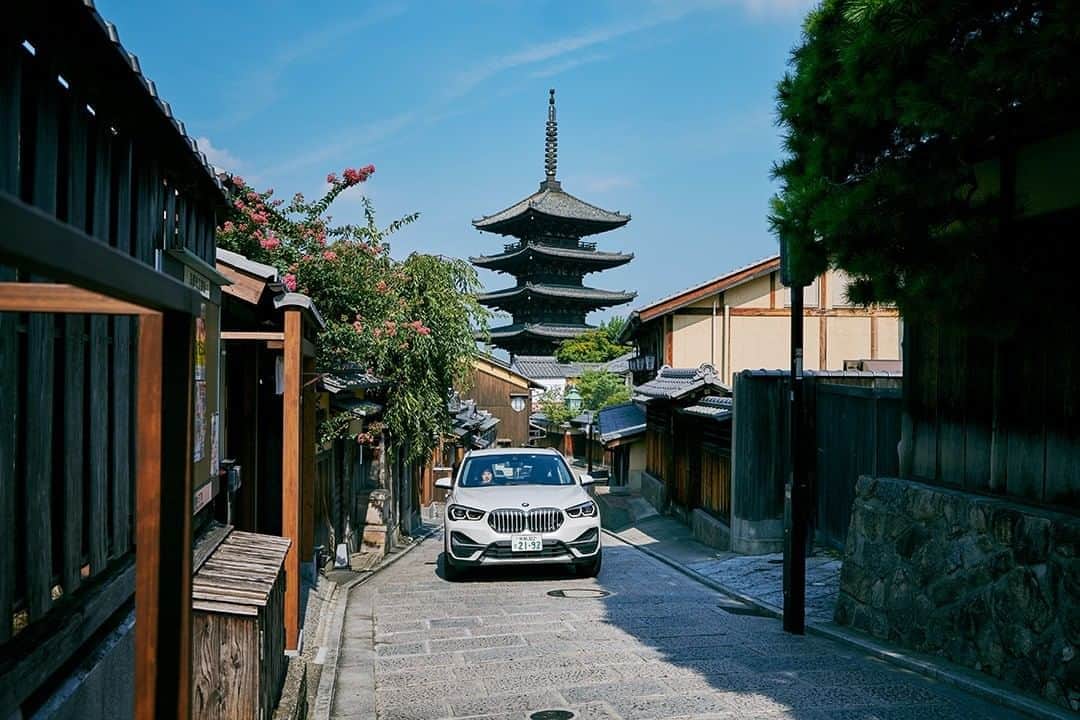 のインスタグラム：「いま話題のホテルプロデューサー、龍崎翔子さんがニューBMW X1 xDrive18dでめぐる、ニッポンカルチャーを愉しむ京都旅！  ホテル業界の慣習を打ち破り、新たな試みに挑戦し続けている龍崎さんが、意外にも新たなカルチャーを積極的に受け入れているという古都京都で、ニッポンの古くて新しい文化と触れ合います。  この旅の様子は、BMWの情報サイト「BMW.com Japan」よりご覧いただけます。  #THEX1 #WithBMW #BMW #BMWJapan #駆けぬける歓び」