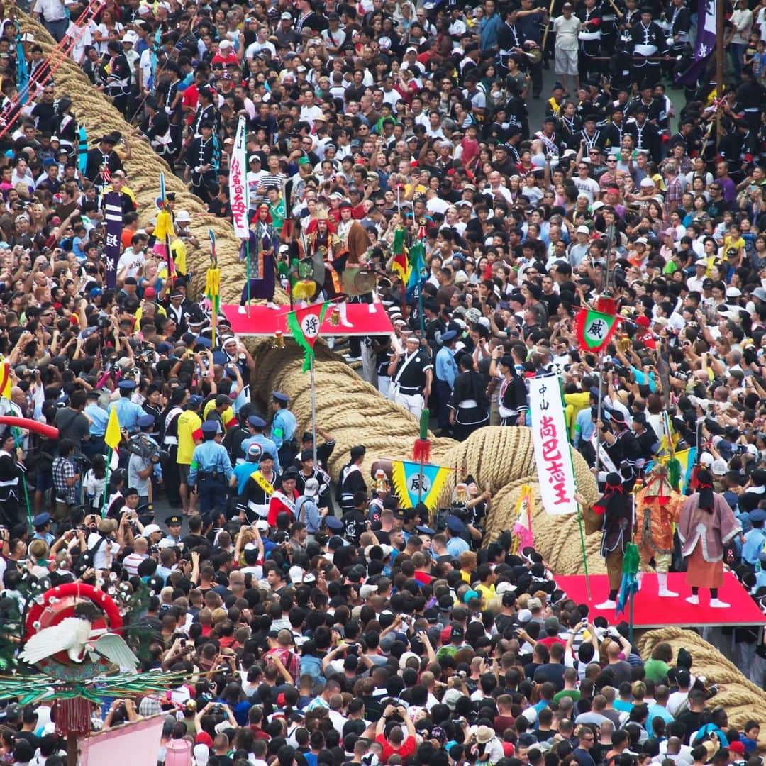 Be.okinawaのインスタグラム：「The Naha Great Tug-of-War, recognized as a Guinness World Record, is one of the largest traditional cultural events in Okinawa. The event was ceased from 1936 until it was revived in 1971, the year before Okinawa’s reversion to Japan, and is a symbol of the island’s revitalization. Unfortunately, this year's event was canceled, but next year will mark the 50th anniversary of the Naha Great Tug-of-War.  Tens of thousands of people, regardless of nationality, gender, or age, shouting “Hah-ee-ya” while rhythmically pulling the rope on the west and east side, is truly a sight to see! We sincerely hope that the situation in the world will improve and the day will come when we can share the joy of the resurrection of the event.  📍: Kumoji Intersection  Hold on a little bit longer until the day we can welcome you! Experience the charm of Okinawa at home for now! #okinawaathome #staysafe  Tag your own photos from your past memories in Okinawa with #visitokinawa / #beokinawa to give us permission to repost!  #nahatugofwar #traditionalevent #那霸大拔河 #傳統活動 #나하축제 #전통행사 #那覇大綱挽 #伝統行事 #japan #travelgram #instatravel #okinawa #doyoutravel #japan_of_insta #passportready #japantrip #traveldestination #okinawajapan #okinawatrip #沖縄 #沖繩 #오키나와 #旅行 #여행 #打卡 #여행스타그램」