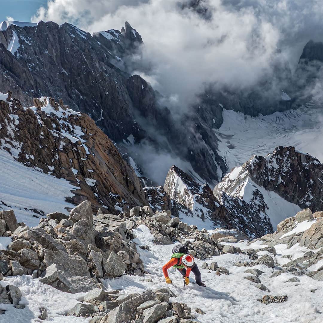 ドイターさんのインスタグラム写真 - (ドイターInstagram)「During a hard climb you get to your limits and it's not only just the mountain you conquer... it's ourselves! 🙌 Bianca and Finn our prospective mountain and ski guides had to master this challenge on their way up to the top of the Mont Blanc! 🏔 -  Please tag #deuter to be featured. ❤️🏔 - #deuter #deuterbackpack #becomingaguide  #outdoor #sports #outdoorsports #mountainscape  #climbing #VDBS #montblanc #mountaineer @weguideyou」10月6日 19時02分 - deuter
