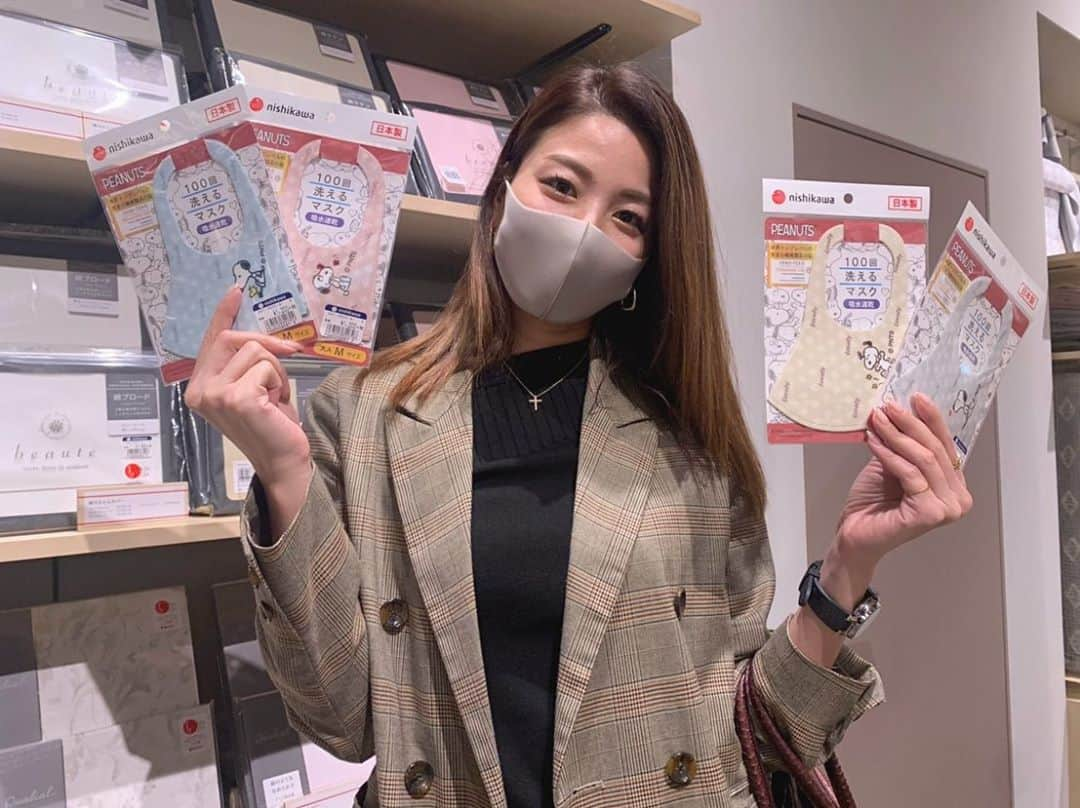 青木愛さんのインスタグラム写真 - (青木愛Instagram)「こないだ日本橋西川さんにお邪魔した時に、スヌーピーグッズを発見👀💓﻿ ﻿ 西川さんとスヌーピーのコラボグッズがたくさんあって、スヌーピーが大好きな私はテンションがあがっちゃいました☺️♥️﻿ ﻿ 10月2日発売のスヌーピーのマスクもめちゃくちゃ可愛かったよ🐶🤍🖤﻿ ﻿ 皆さんもチェックしてみてください😊﻿ ﻿ #西川エアー﻿ #西川AiR﻿ #airsleep﻿ #sleeptechnology﻿ #マットレス﻿ #西川マットレス﻿ #睡眠﻿ #コンディショニング﻿ #西川株式会社﻿ #airマットレス﻿ #アスリートサポート﻿ #日本橋西川」10月6日 19時11分 - aiaoki_official