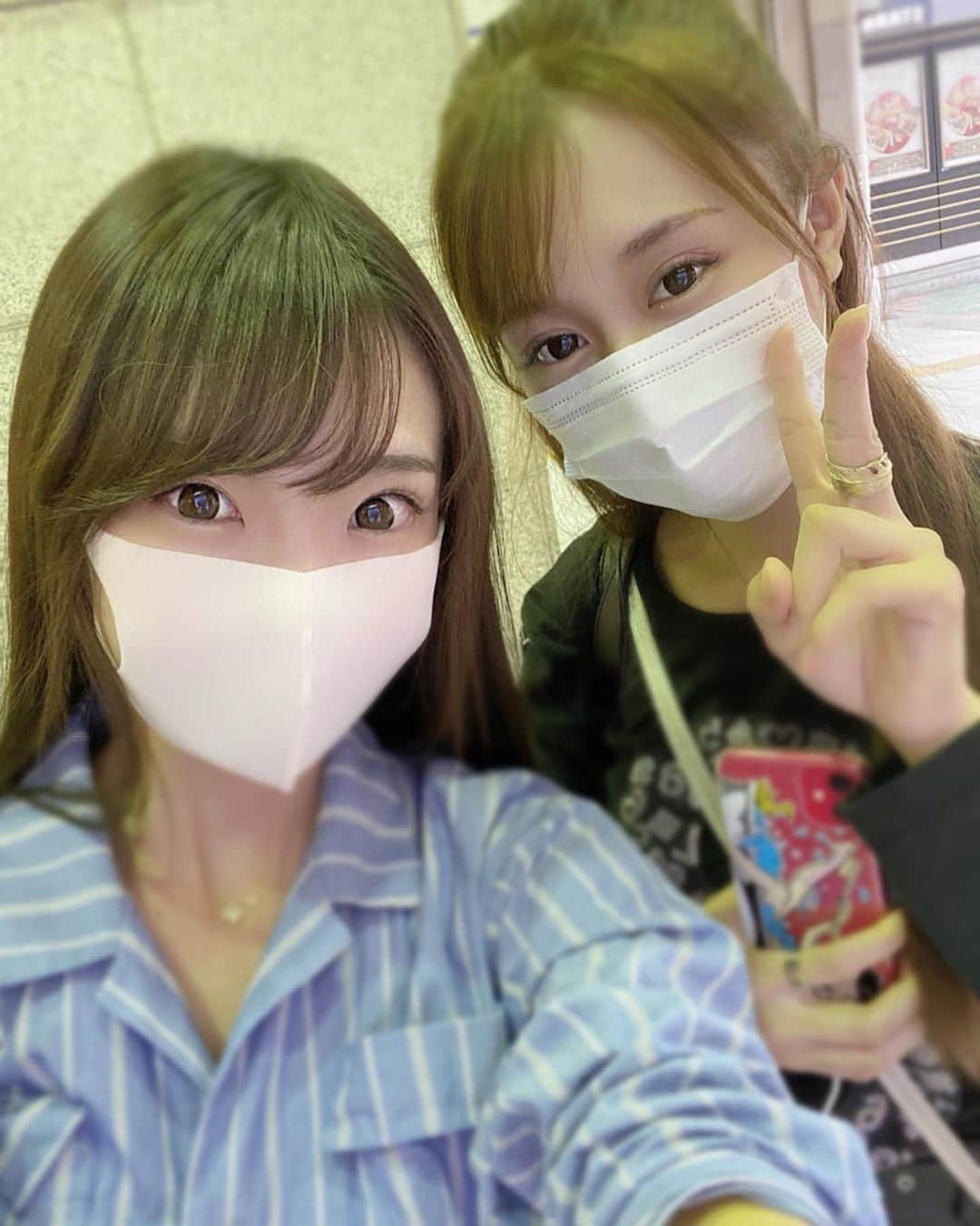武田美憂のインスタグラム：「. 事務所の後輩のんちゃん @nono_igarashi918 🐝 ちょっと遅れたけどお誕生日ごはんしてきました♥︎ のんちゃんお誕生日おめでと！ ２日連続食べすぎた！！！ . プレゼントをお店に預けにこそこそ早めに行ったのに 「駅間違えてもうついてます」って📩がきて こいつほんと…ってなったのは内緒です🤫 . #大好きな穴場のフレンチ #の前にこの子マックポテト食べてた #レースクイーン #イースマイル #五十嵐希 #武田美憂 #オウルテックレディ #ハニーズ #owltech #オウルテック #アップガレージ #フレンチ #birthday」