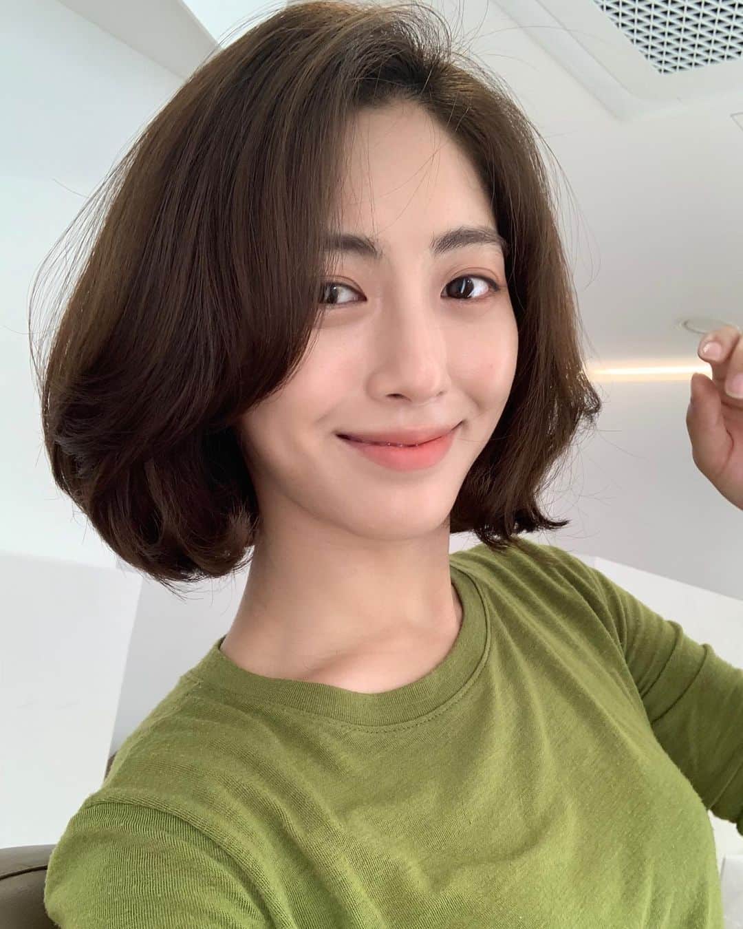 パン・ソヨンのインスタグラム：「. 언니 머리 잘랐다 🥑 단발 머리 여러번 했지만 요 느낌은 처음  ( 아닌가 내가 나이가 더 들어서 그런가 ) 급하게 예약하고 갔는데  잘 챙겨줘서 고마워요 @raniword 😉 #단발#모즈펌#이름이뿌넴#어제사진#같은사람」