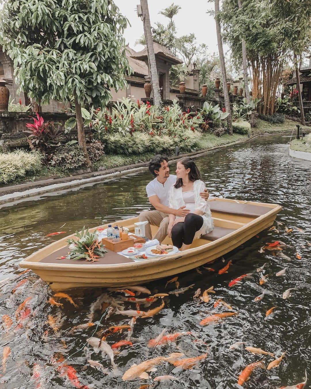 Kimberly Ryderのインスタグラム：「Gemes banget sama experience Picnic Lunch on The Boat ini di @kamandalu. We came at the right time, lagi adem dan banyak angin, photoshootnya juga bikin ketawa banget gara2 takut kecebur (tapi sebenernya nga bakal, aman banget). Pokoknya super romantic, apalagi buat yang lagi honeymoon (or babymoon)! 💛」