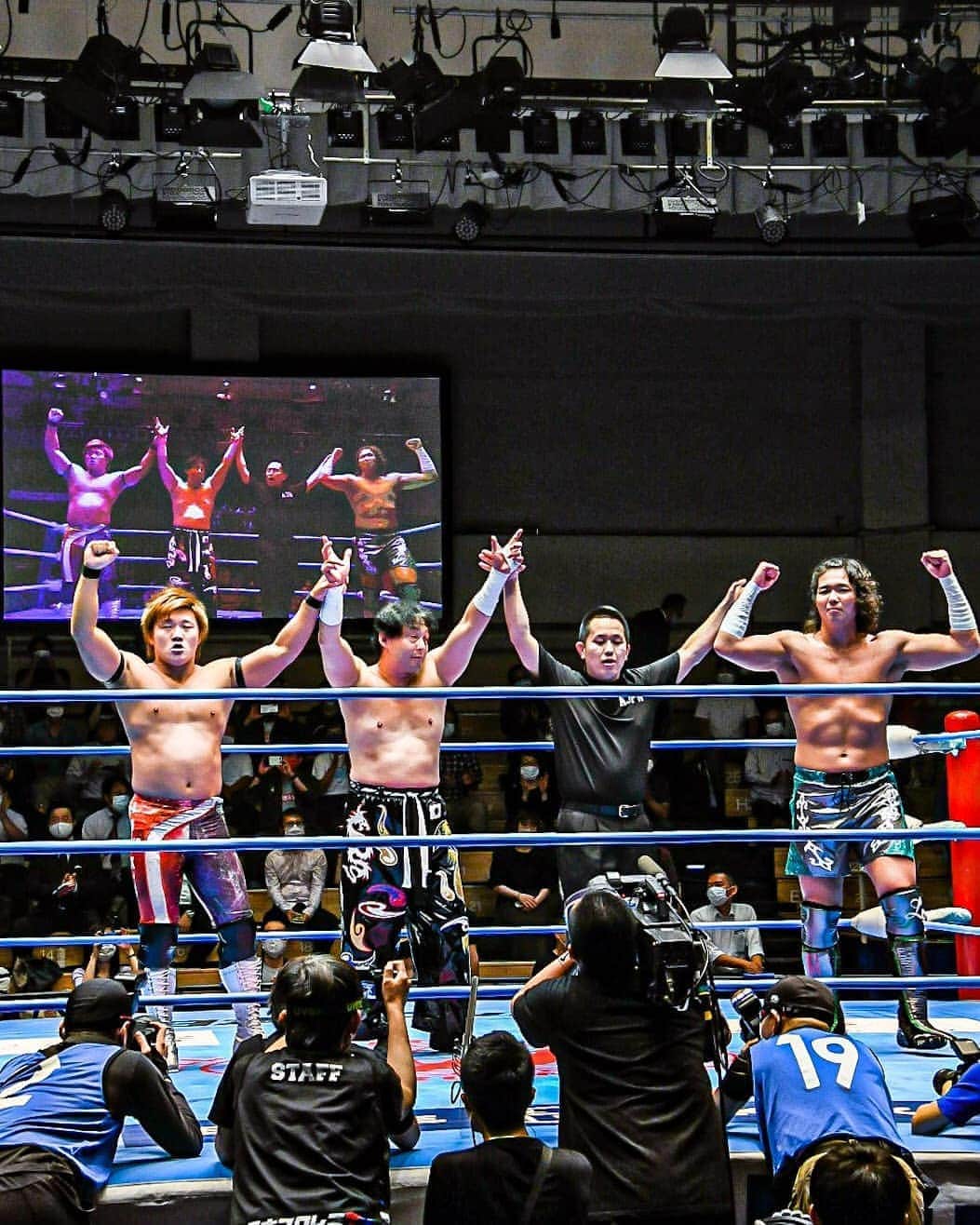 TAJIRIのインスタグラム：「last night at korakuenhall. #tajiri #jakelee #kojiiwamoto #ajpw #wrestling」