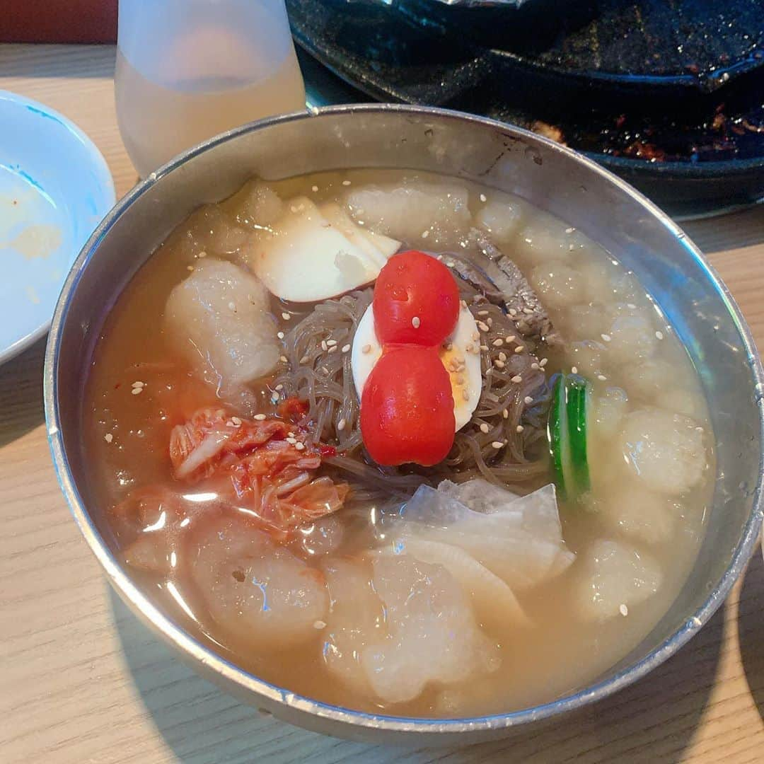 ericaさんのインスタグラム写真 - (ericaInstagram)「#韓国料理   めちゃ久しぶりの投稿になってしまった😳  渋谷で韓国料理食べる時はいつもここ🇰🇷  #金ちゃん のサムギョプサルほんと美味しい🐷 ハイカロリーだけど私は絶対チーズサムギョプサルを頼むよ🧀 韓国チキンも美味しかった🐓  サービス豊富だし、お店はネオンが多くて可愛いし コスパも良しなので120点満点ですね👌  人気店なので予約必須です🙆‍♀️ (19時ごろに行ったら沢山人が並んでました)  そして初めてリールも作ってみた✌️ 今度からご飯の投稿はリールでも紹介したいなーと思ってます✨」10月6日 19時07分 - dngnchan