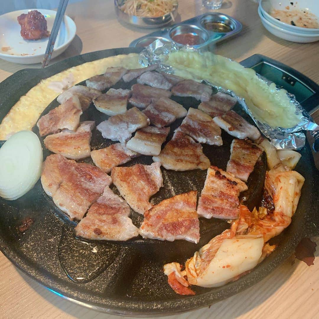 ericaさんのインスタグラム写真 - (ericaInstagram)「#韓国料理   めちゃ久しぶりの投稿になってしまった😳  渋谷で韓国料理食べる時はいつもここ🇰🇷  #金ちゃん のサムギョプサルほんと美味しい🐷 ハイカロリーだけど私は絶対チーズサムギョプサルを頼むよ🧀 韓国チキンも美味しかった🐓  サービス豊富だし、お店はネオンが多くて可愛いし コスパも良しなので120点満点ですね👌  人気店なので予約必須です🙆‍♀️ (19時ごろに行ったら沢山人が並んでました)  そして初めてリールも作ってみた✌️ 今度からご飯の投稿はリールでも紹介したいなーと思ってます✨」10月6日 19時07分 - dngnchan