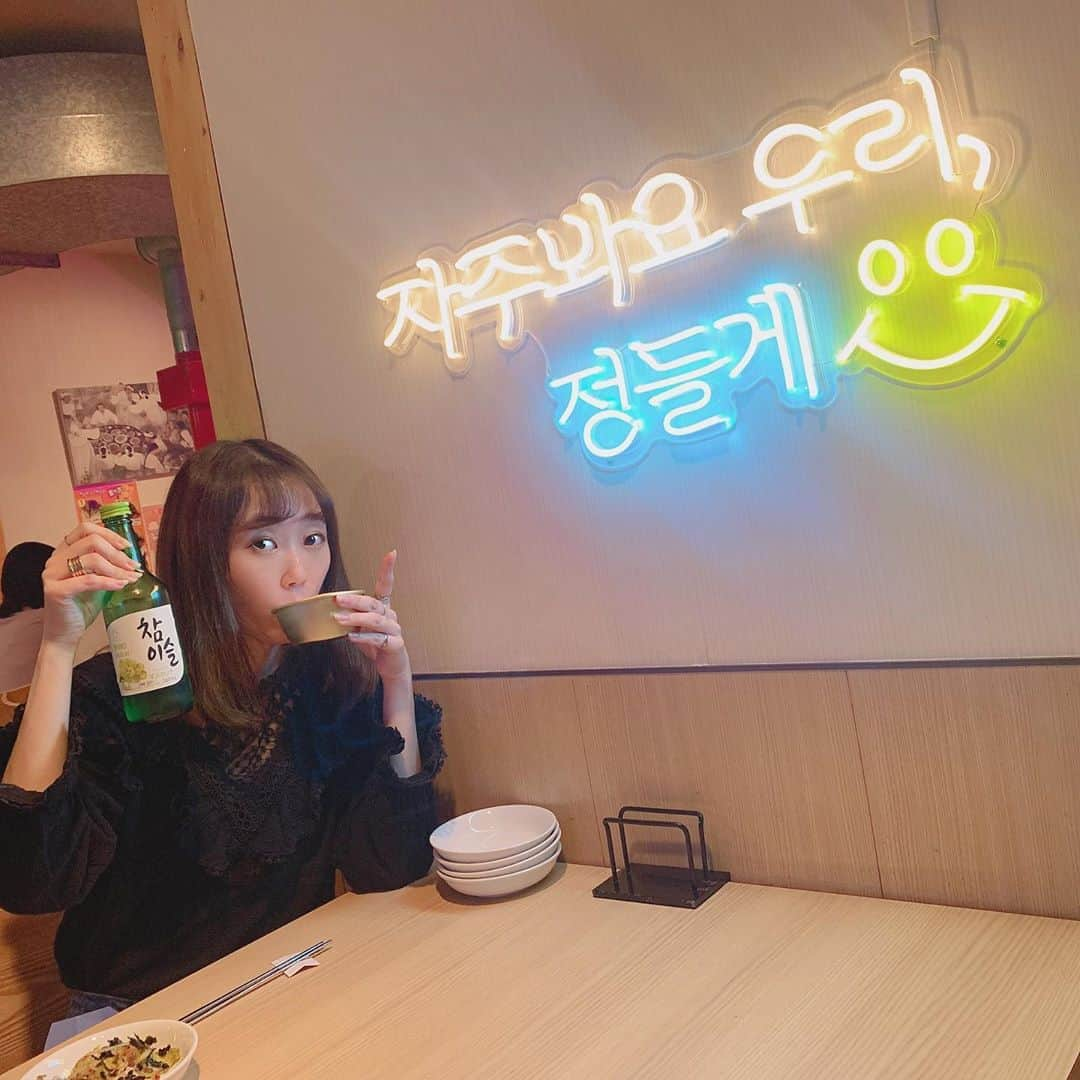 ericaさんのインスタグラム写真 - (ericaInstagram)「#韓国料理   めちゃ久しぶりの投稿になってしまった😳  渋谷で韓国料理食べる時はいつもここ🇰🇷  #金ちゃん のサムギョプサルほんと美味しい🐷 ハイカロリーだけど私は絶対チーズサムギョプサルを頼むよ🧀 韓国チキンも美味しかった🐓  サービス豊富だし、お店はネオンが多くて可愛いし コスパも良しなので120点満点ですね👌  人気店なので予約必須です🙆‍♀️ (19時ごろに行ったら沢山人が並んでました)  そして初めてリールも作ってみた✌️ 今度からご飯の投稿はリールでも紹介したいなーと思ってます✨」10月6日 19時07分 - dngnchan