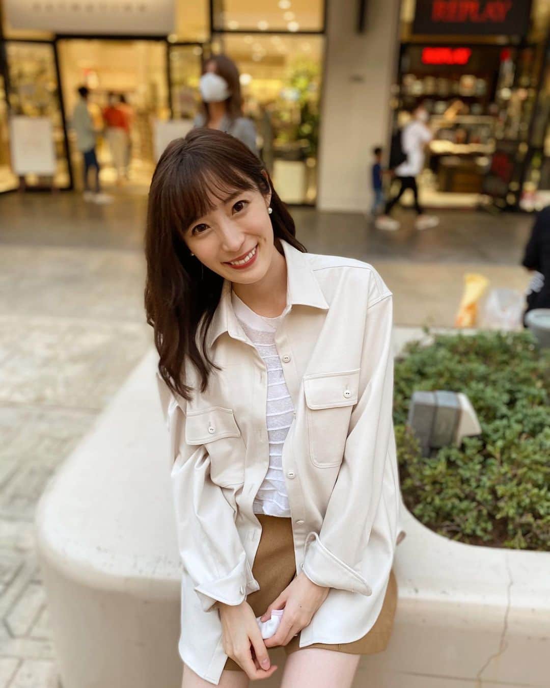 小林真由のインスタグラム：「⋆﻿ 一目惚れした @superior_closet_official の洋服♡﻿ ﻿  何とも言えない上質なてろてろ、くしゃっ感が可愛い♡ 子供といると白は危険だけどやっぱり一番好きで選んじゃいます🤍 しっかりした素材で柔らかくてとにかく気持ちいい〜 次回はトップスとして着よう。﻿ 　　　　﻿ 新丸ビルにオープンしたお店の秋冬ものが素敵でどれも欲しくなりました。﻿ 冨張のコラボセットアップも可愛かったなぁ🙈﻿(4枚目)﻿ 頂いたサシェとオイルはクローゼットに入れて早速癒されてます🌙﻿ ﻿  #superiorcloset #ファッション #コーデ #シャツコーデ #秋服 #アウター #ママコーデ #女の子ママ #男の子ママ #ママライフ #コーディネート #1歳 #生後2ヶ月 #ベビー #二人育児 #coordinate #fashion ﻿」
