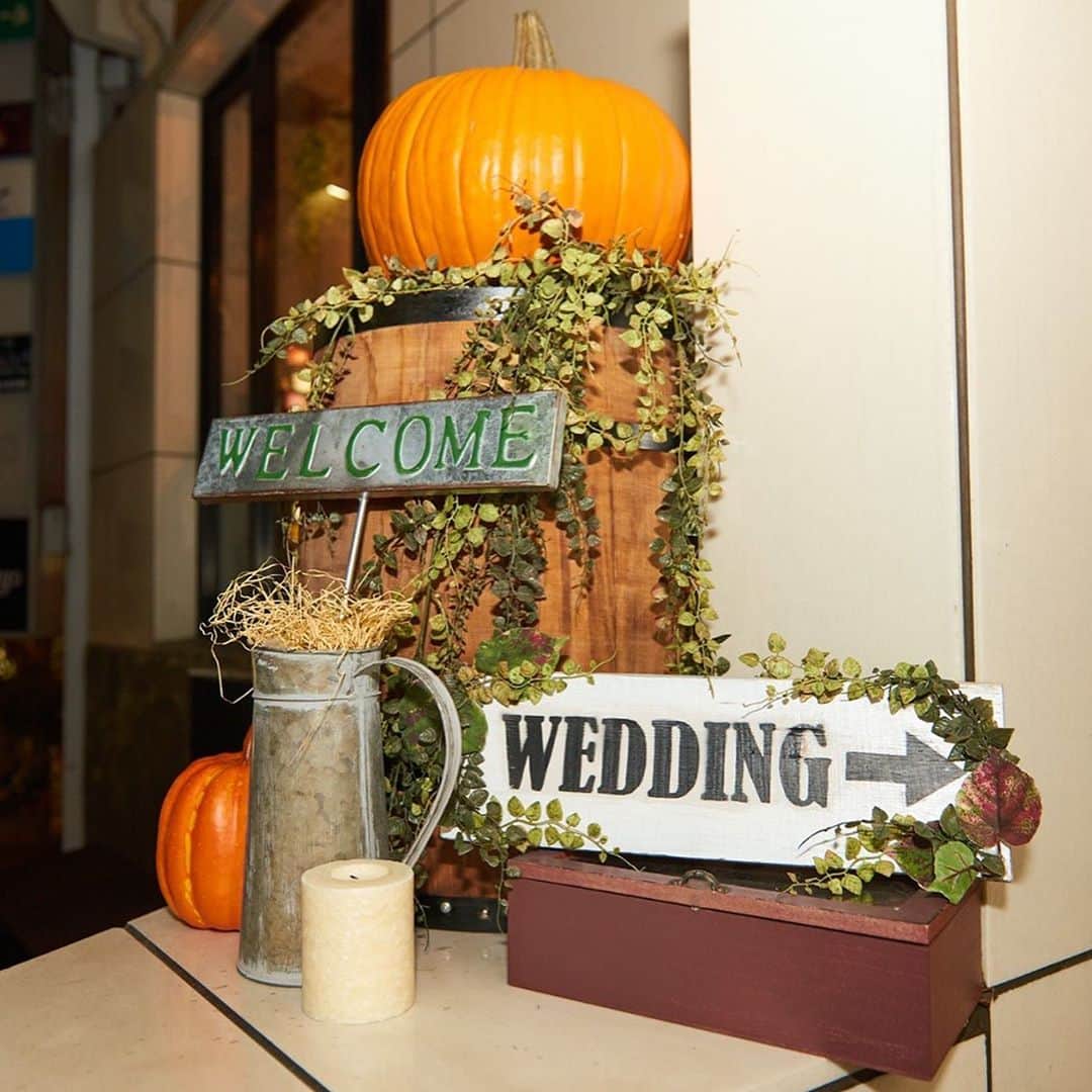 hacocoro weddingさんのインスタグラム写真 - (hacocoro weddingInstagram)「@hacocoro_wedding . 秋ウェディングの装飾 皆さん何を取り入れますか？ . テーマカラーであったり アイテムであったりと 秋をイメージさせる装飾アイデアは沢山！ .  小物はお式の後、お家に飾れるのも嬉しいですよね♡ ちなみに、あるプランナーの家には 装飾で不要になったパンパスグラスが 飾られています笑 . 皆さんのお気に入り秋装飾があれば ぜひ教えてくださいね𖤣 ------------------- #hacocoro をつけて、 皆さんの素敵なアイデアをシェアしてね⁂* 公式IGにてリグラムされるかも♡ ------------------- ▽顔合わせ、家族婚についてはこちらから❁ >>>@yuinomono_ale ------------------- #ココロつながる笑顔の連鎖 #wedding #artdirection #15次会 #花嫁DIY #パーティ #会費制ウエディング #幹事代行 #二次会代行 #2020秋冬婚 #ウエディングフォト #ウエディングプランナー #会場コーディネート #結婚式 #結婚式DIY #結婚式二次会 #装飾 #貸切会場 #貸切パーティー#二次会会場 #プレ花嫁 #おしゃれさんと繋がりたい #結婚式を諦めない #秋ウェディング #コロナウエディング #コロナ対策  #秋装飾 #秋ブーケ #くすみカラー」10月6日 19時11分 - hacocoro_wedding