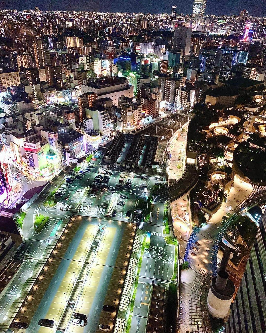 のインスタグラム：「スイスホテル南海大阪の35階スカイバンケットからの夜景。地上のネオンの輝きが楽しめるナイトウエディングはいかがですか。 Night view from the 35th floor Sky Banquet of Swissotel Nankai Osaka.  How about a night wedding where you can enjoy the brilliance of neon lights on the ground? #ここからはじまりここから繋がる  #スイスホテル花嫁  #スイスホテル南海大阪  #スイスホテルウエディング  #スイスホテルロマンス  #大阪結婚式  #ホテルウエディング  #ホテル婚  #なんば  #なんば駅  #夜景  #swissotelnankaiosaka  #swissotelwedding  #swissotelromance  #osakawedding  #wedding  #hotelwedding  #swisshospitality  #nightview  #osaka」
