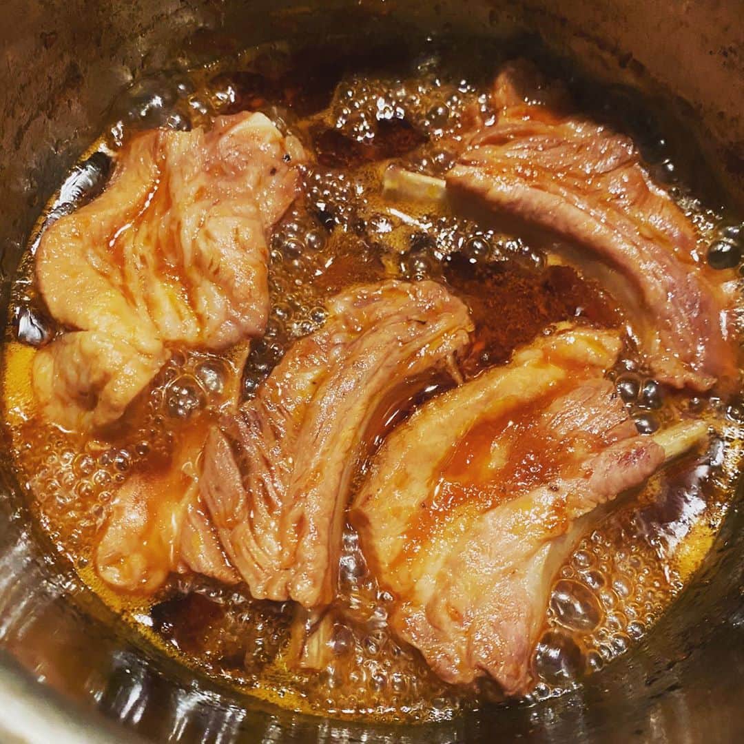 高岡早紀 さんのインスタグラム写真 - (高岡早紀 Instagram)「お肉が食べたくて… スペアリブ作ってる。。  #夜ごはん　#早紀おウチごはん」10月6日 19時12分 - saki_takaoka