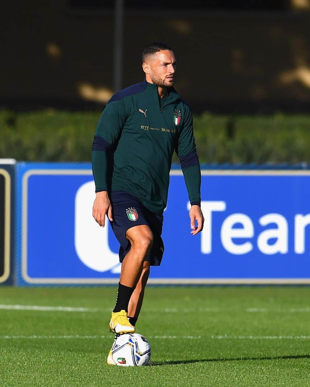 ダニーロ・ダンブロージオさんのインスタグラム写真 - (ダニーロ・ダンブロージオInstagram)「🇮🇹 🙏🏼 @azzurri #italia#training#forzaitalia#azzurri @claudiovillaphotographer 📸」10月6日 19時15分 - danilodambrosioreal