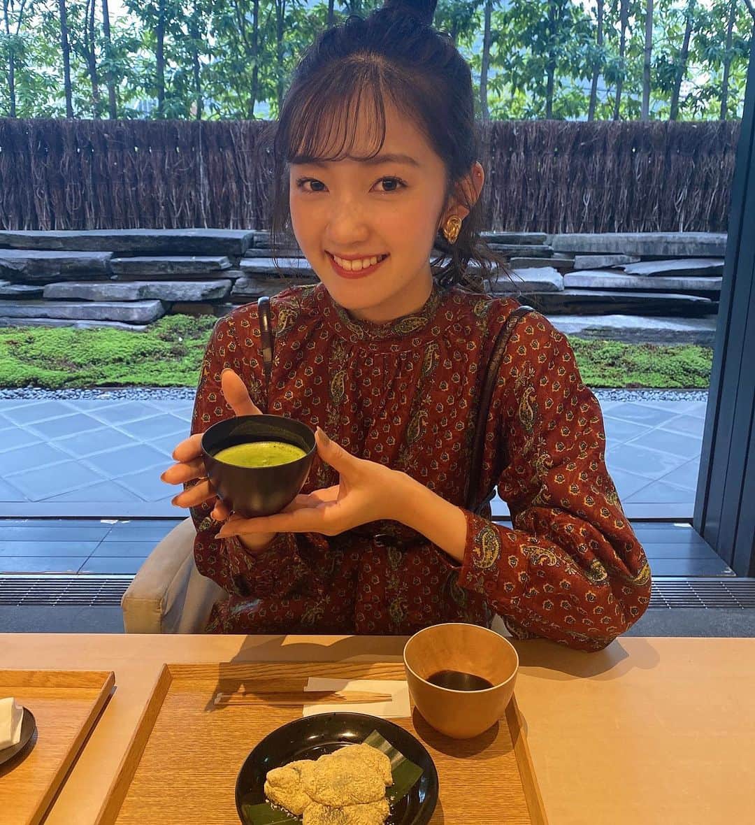 のインスタグラム：「秋風が心地いい今日この頃🍂﻿ ﻿ トロトロもちもちわらび餅に﻿ 温かいお抹茶🥰幸﻿ ﻿ 美味しいご飯やスイーツ食べてると﻿ 幸せハッピーになる😆﻿ ﻿ 最近大人になって感受性豊かになったからか﻿ ちょっとしたことですごい幸せになれる😂笑﻿ ﻿ 息抜き大切🍵💓﻿ ﻿ 切り替えて舞台の台本読みに励みます📖✨﻿ ﻿ お時間ある方は是非見に来てくださいね🥳﻿ ﻿ 10/16〜18﻿ CONTE STAGE『　#煙突のある街　』﻿ inしもきた空間リバティ﻿ ﻿ ﻿ ﻿ ﻿」