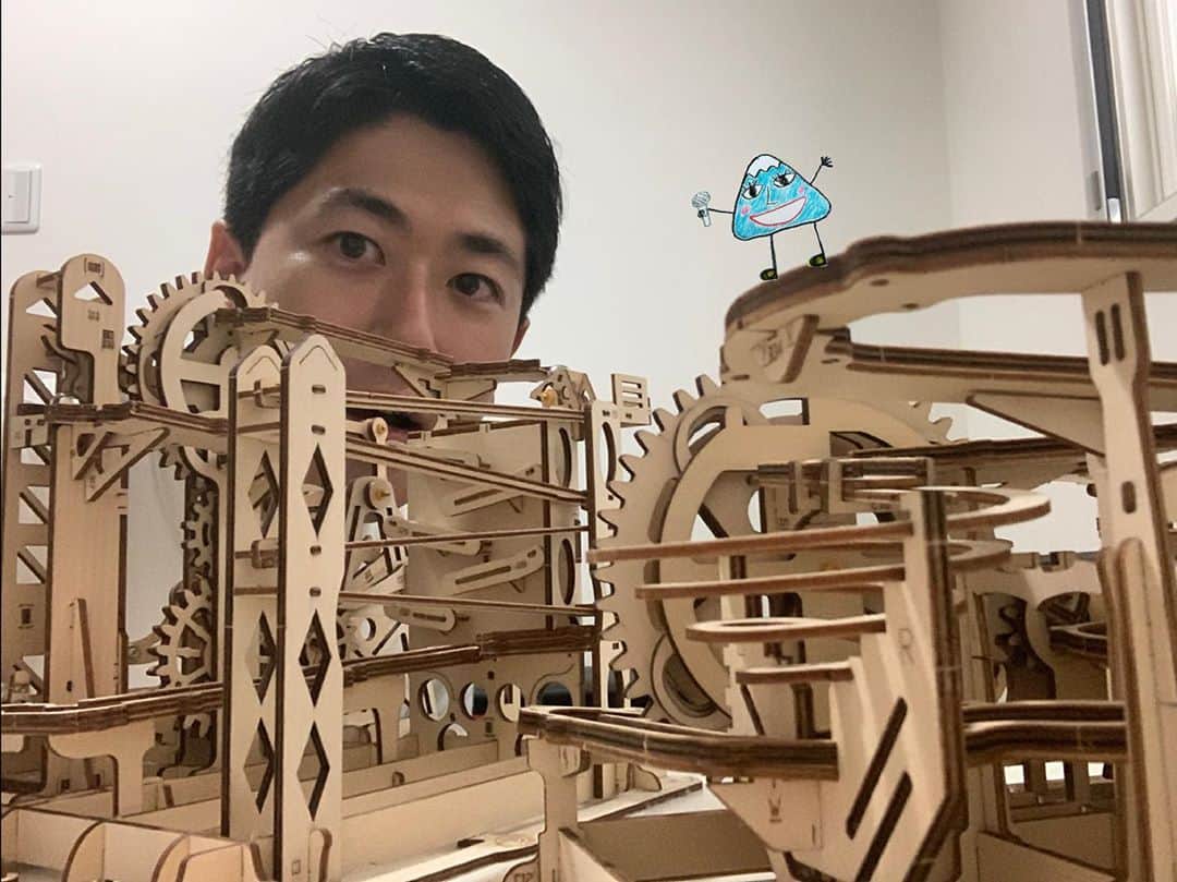 フジテレビアナウンサーのインスタグラム：「みおさんからバトンを受けた酒主義久です！  娘さんとのハロウィーン🎃めっちゃ素敵ですね！！  さて私は、木製の3Dパズルを作りました！  このパズル、見た目がカッコいいだけでなく… 歯車が動くとボールが移動します！！  細かな作業が多くて大変でしたが、出来上がった時の達成感たるや！  大人になっても物を作るって、楽しい物ですね😊  さて次は「ポンちゃん」こと、上中君よろしく！  #フジアナむすび #酒主義久 @yoshihisa_sakanushi  #フジテレビアナウンサー」